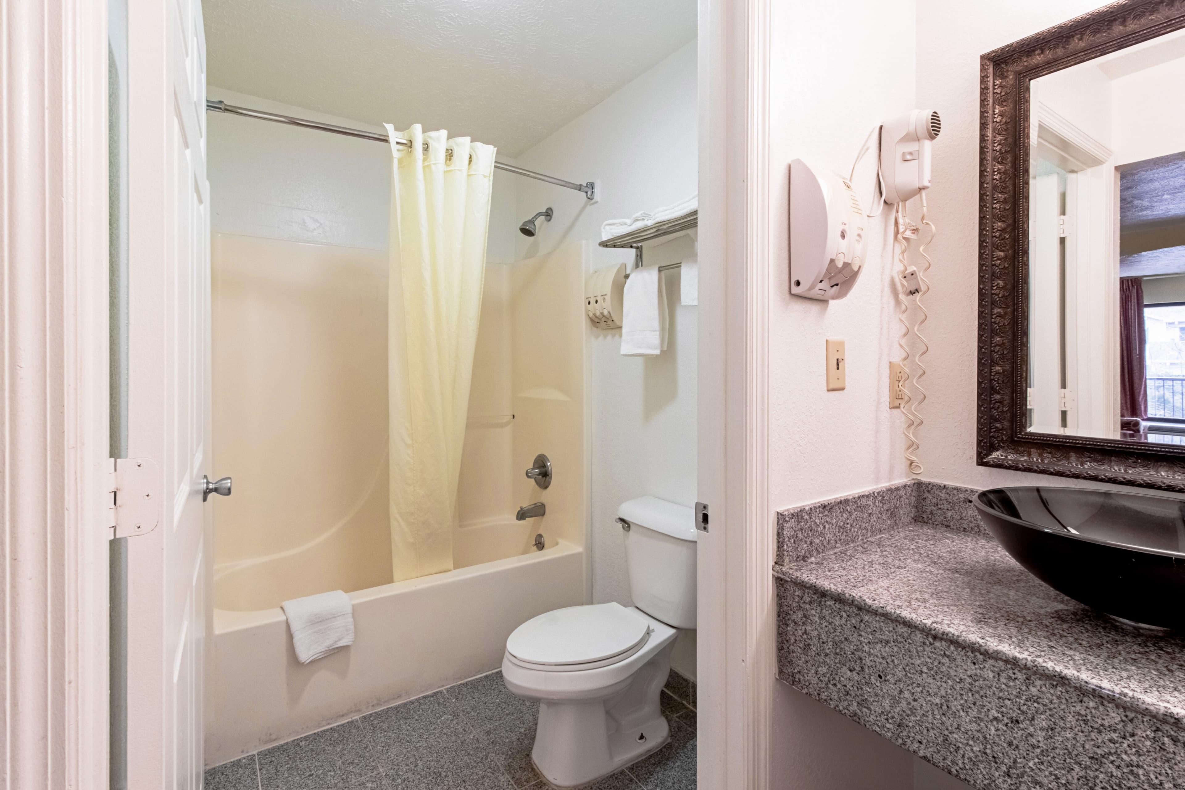 Quality Inn & Suites Dickson — 13