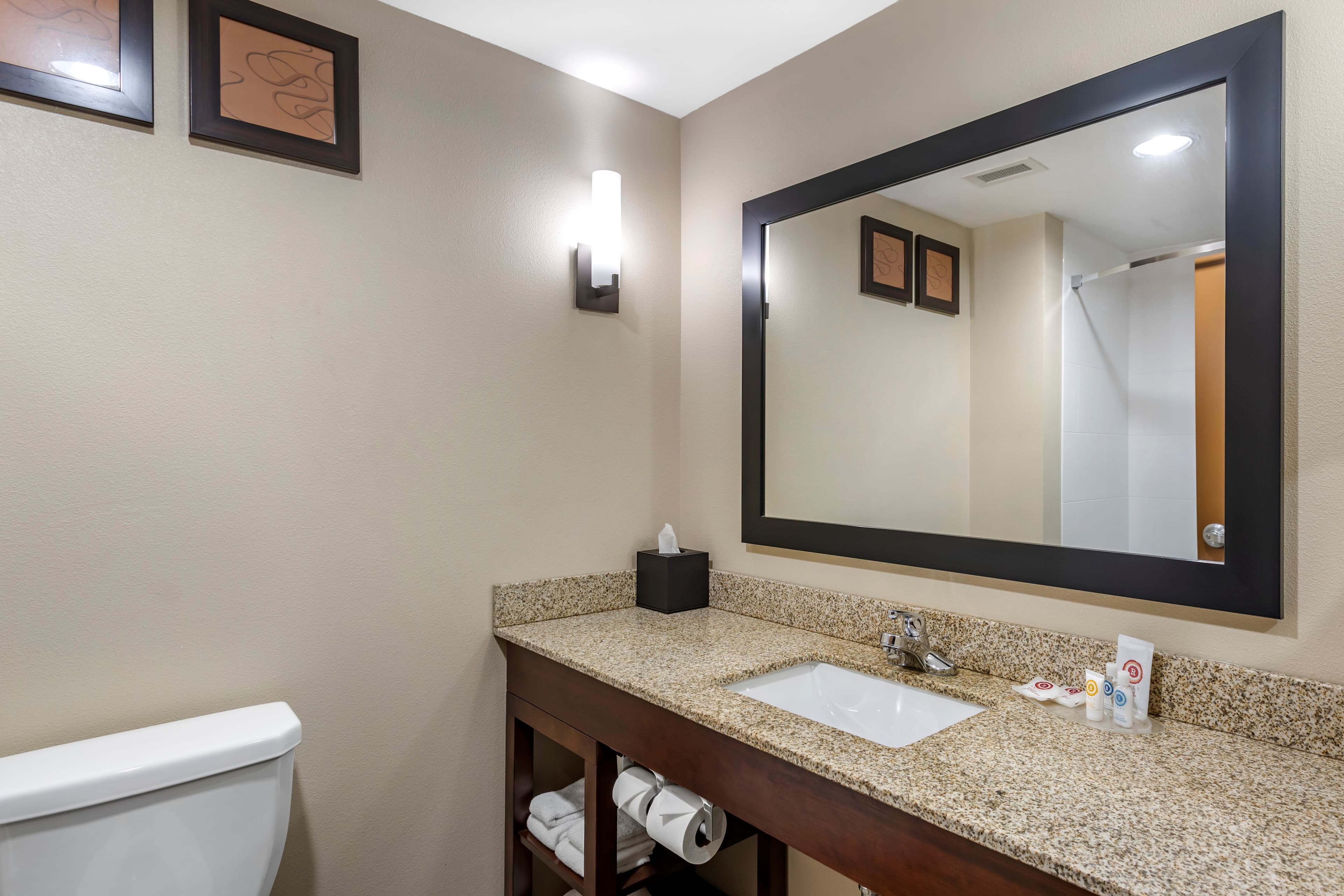 Comfort Suites Manchester near Arnold AFB - Image 5