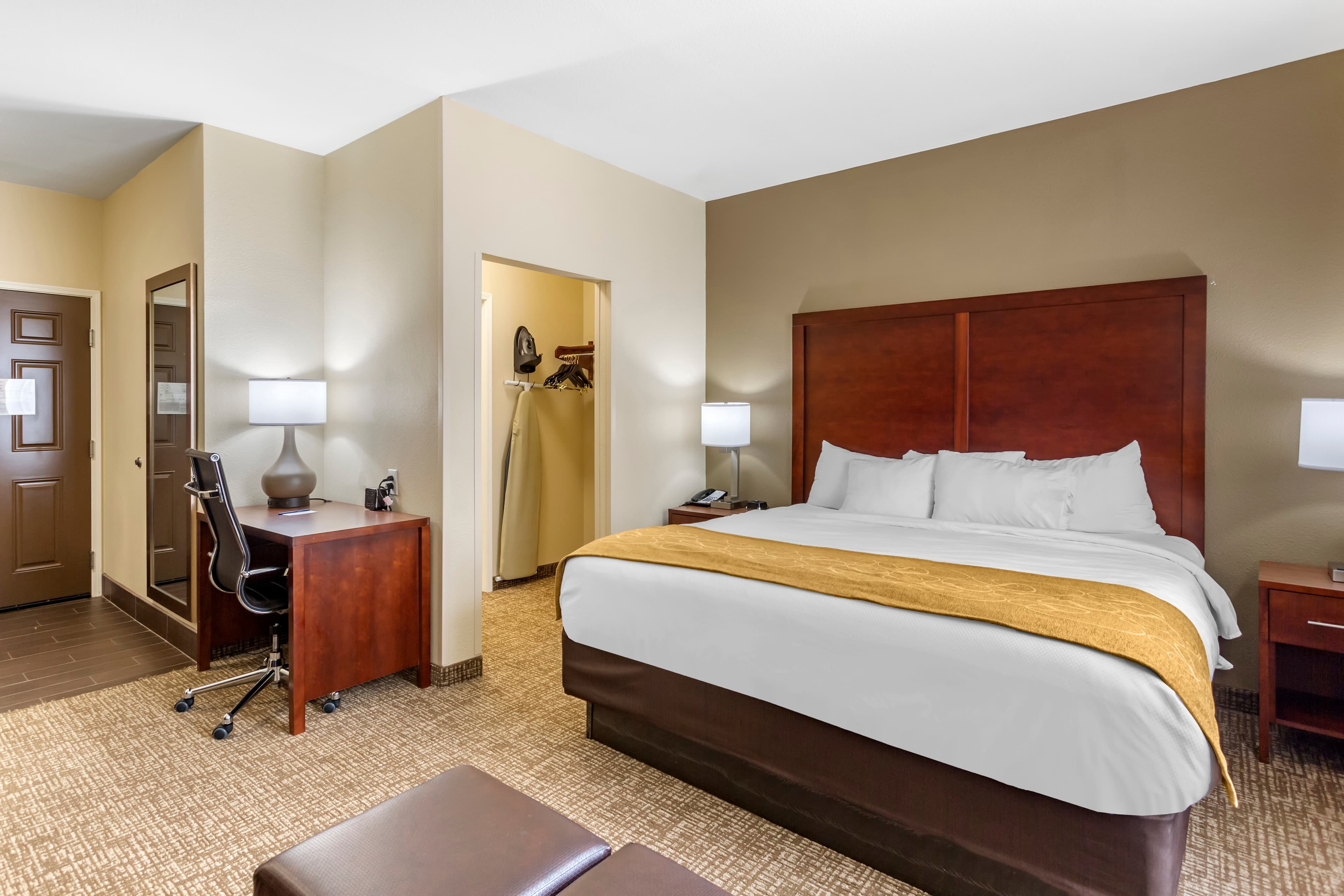 Comfort Suites Clarksville near Governors Square Mall - Image 4
