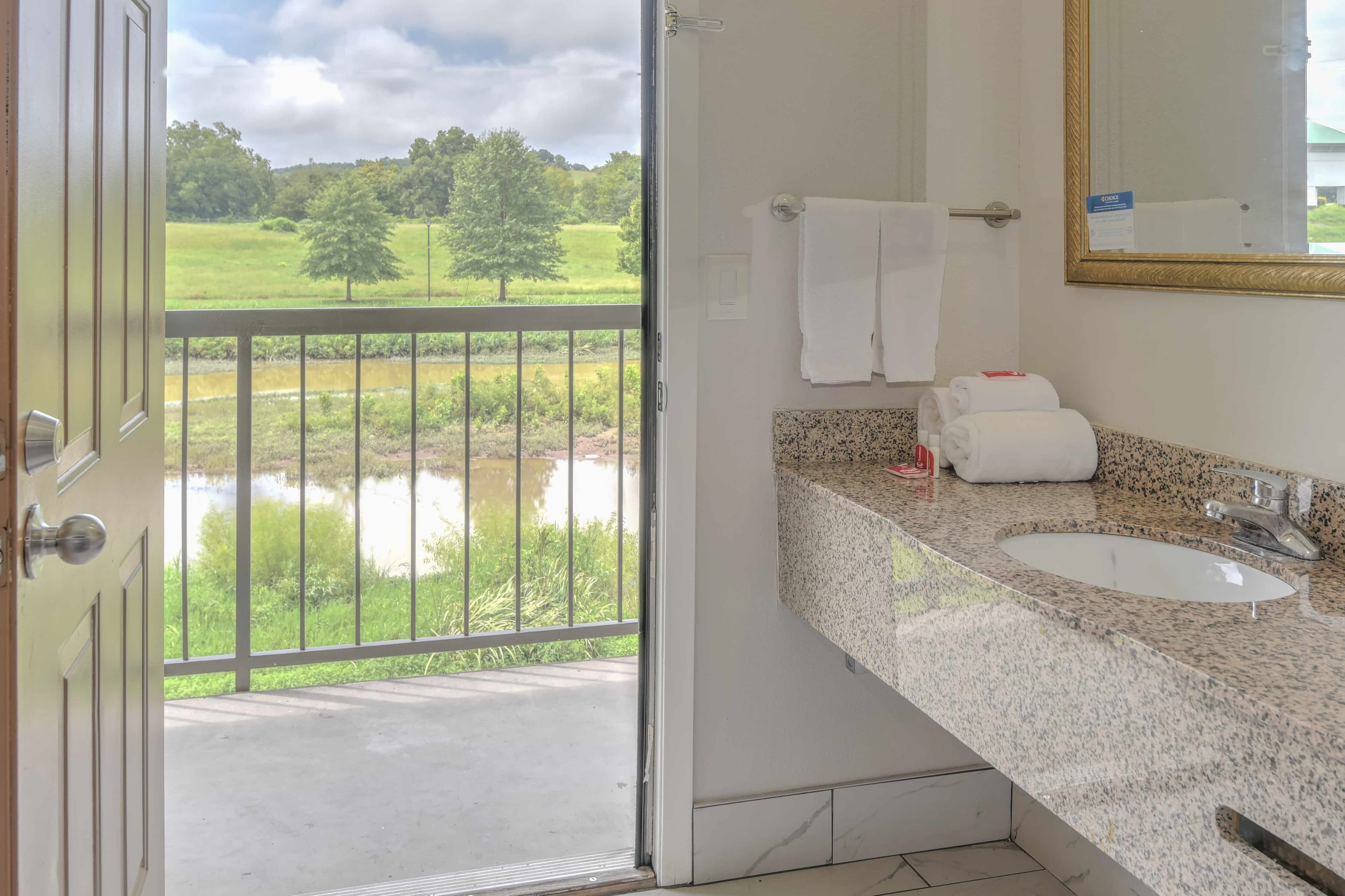Econo Lodge Sevierville-Pigeon Forge on the River — 10