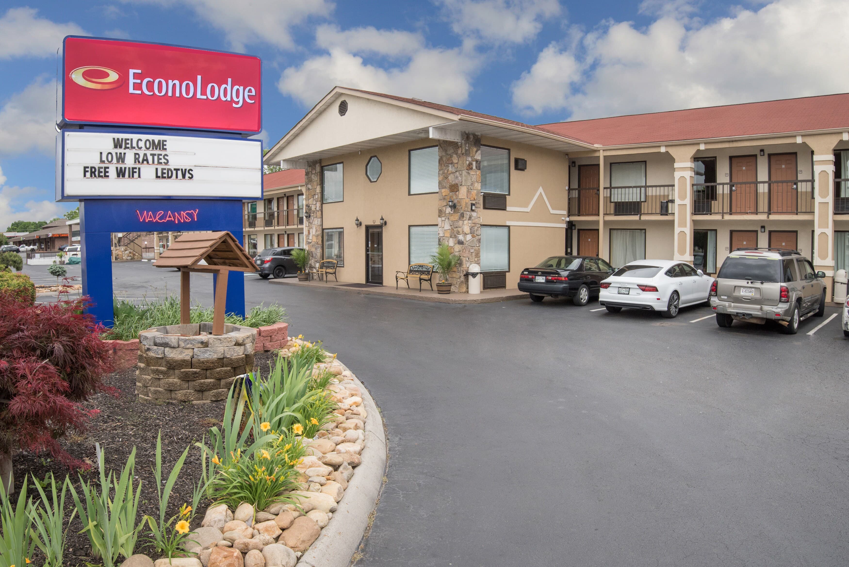 Econo Lodge Sevierville-Pigeon Forge on the River - Image 1
