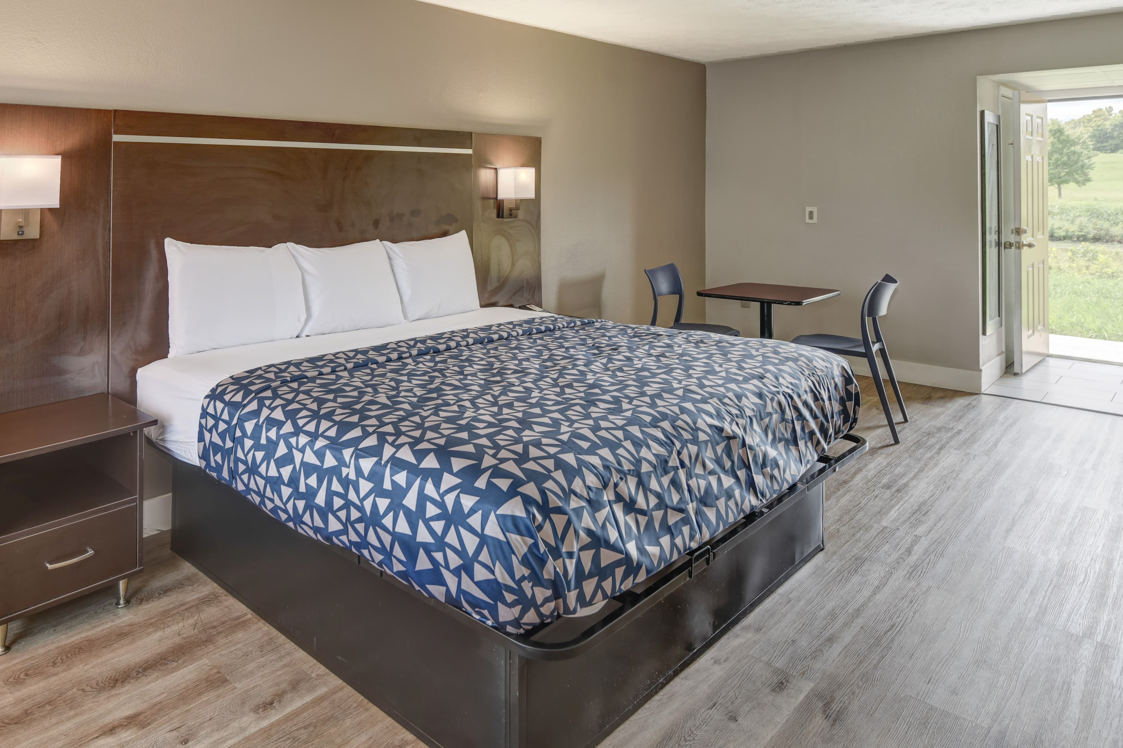Econo Lodge Sevierville-Pigeon Forge on the River — 7