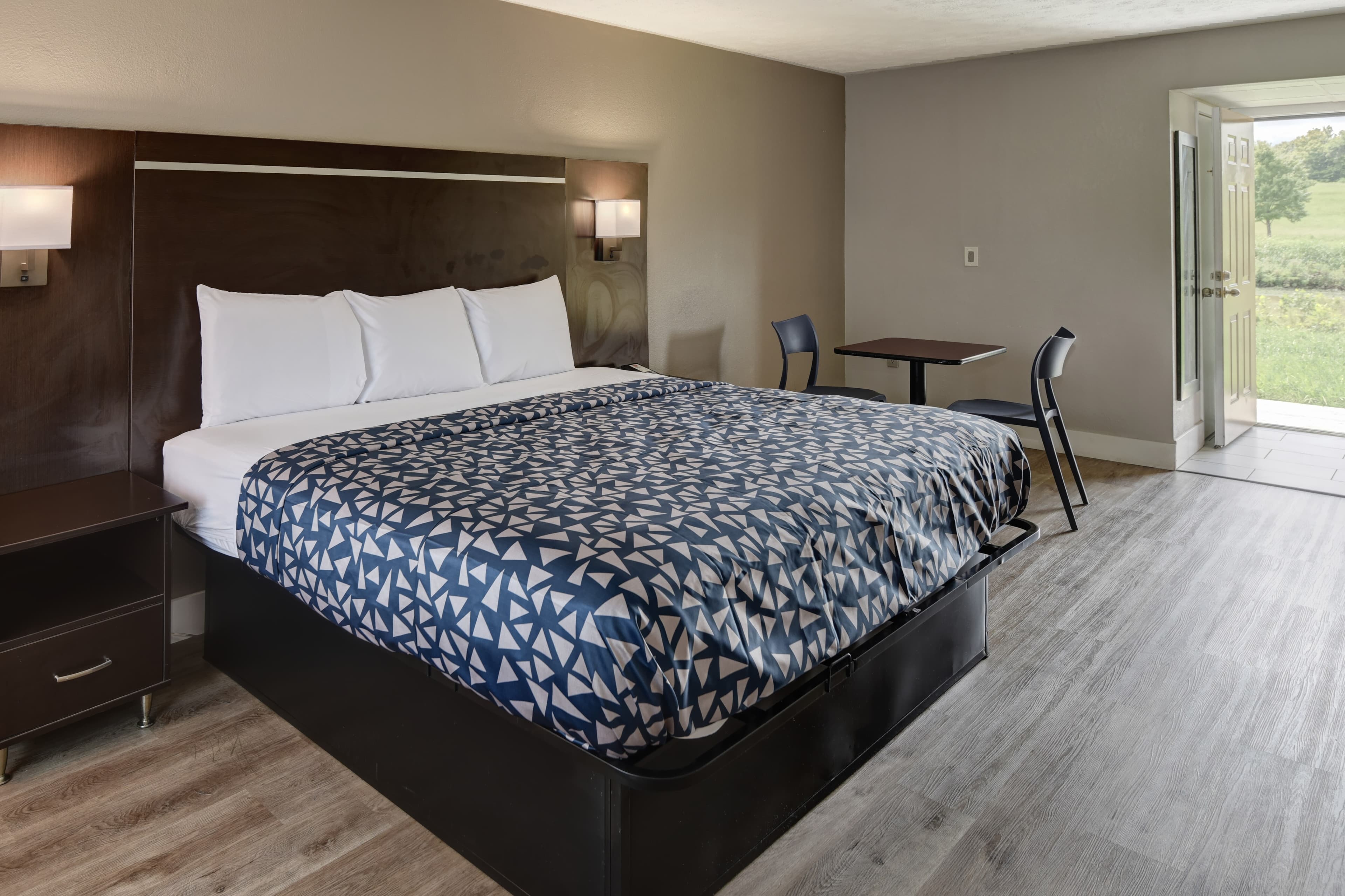 Econo Lodge Sevierville-Pigeon Forge on the River — 11