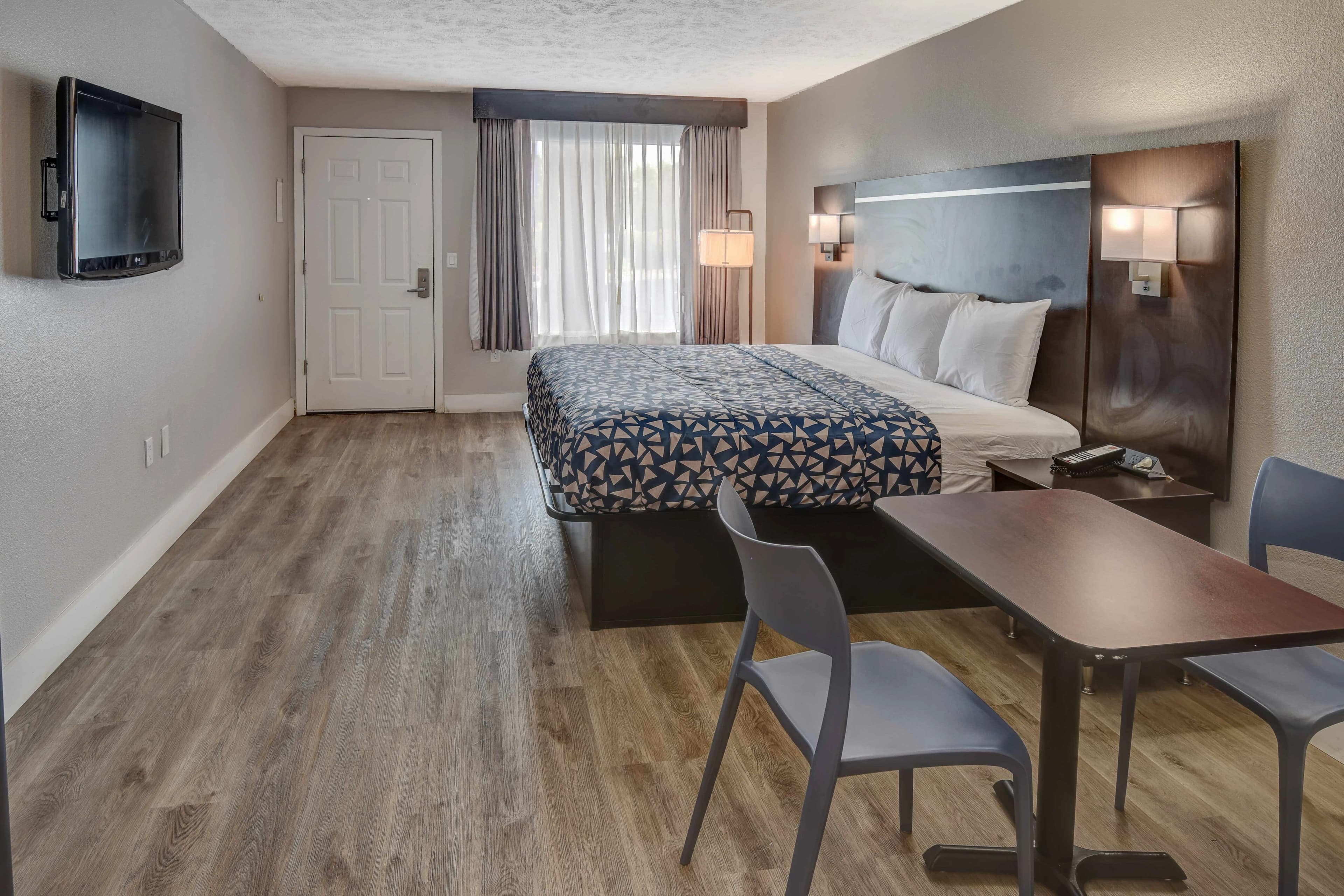 Econo Lodge Sevierville-Pigeon Forge on the River — 14