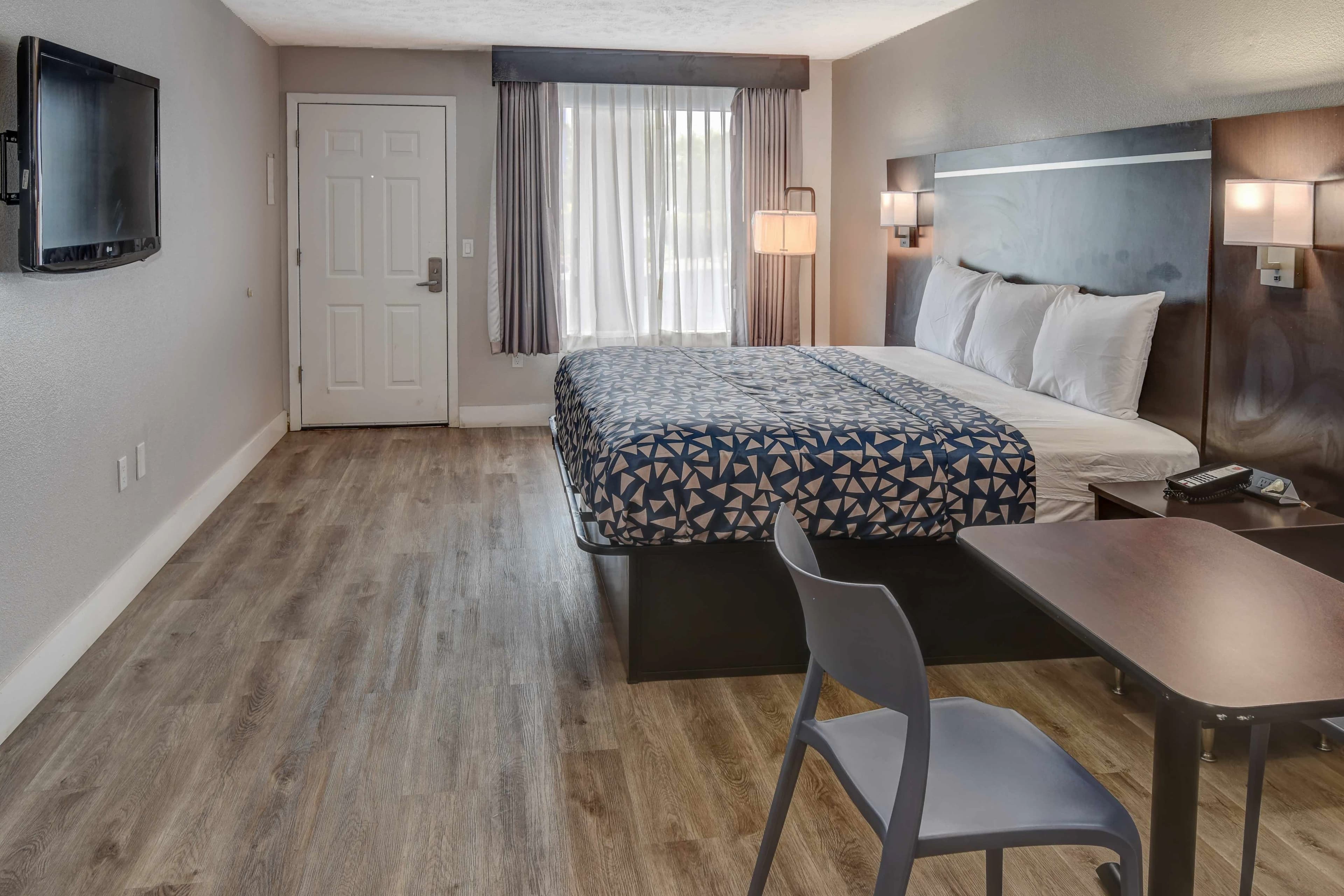 Econo Lodge Sevierville-Pigeon Forge on the River — 15