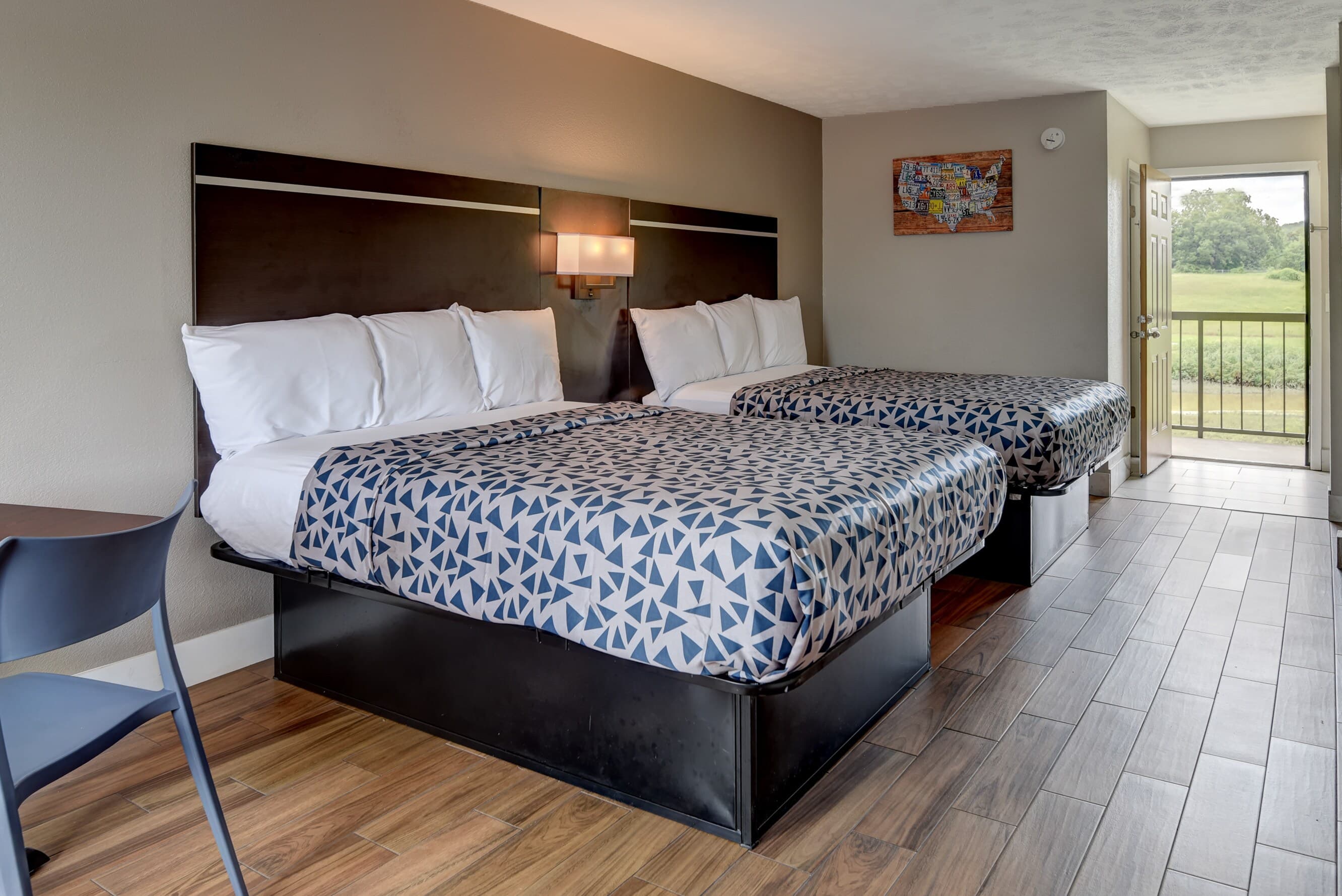 Econo Lodge Sevierville-Pigeon Forge on the River - Image 2