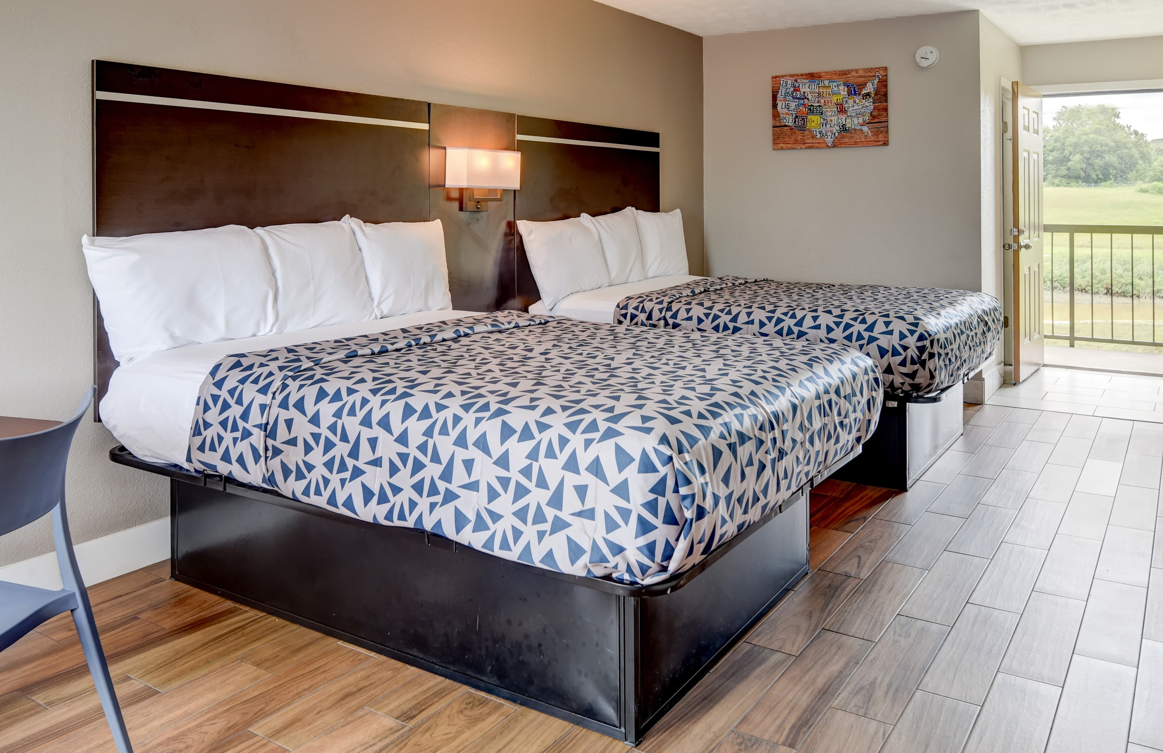 Econo Lodge Sevierville-Pigeon Forge on the River - Image 4