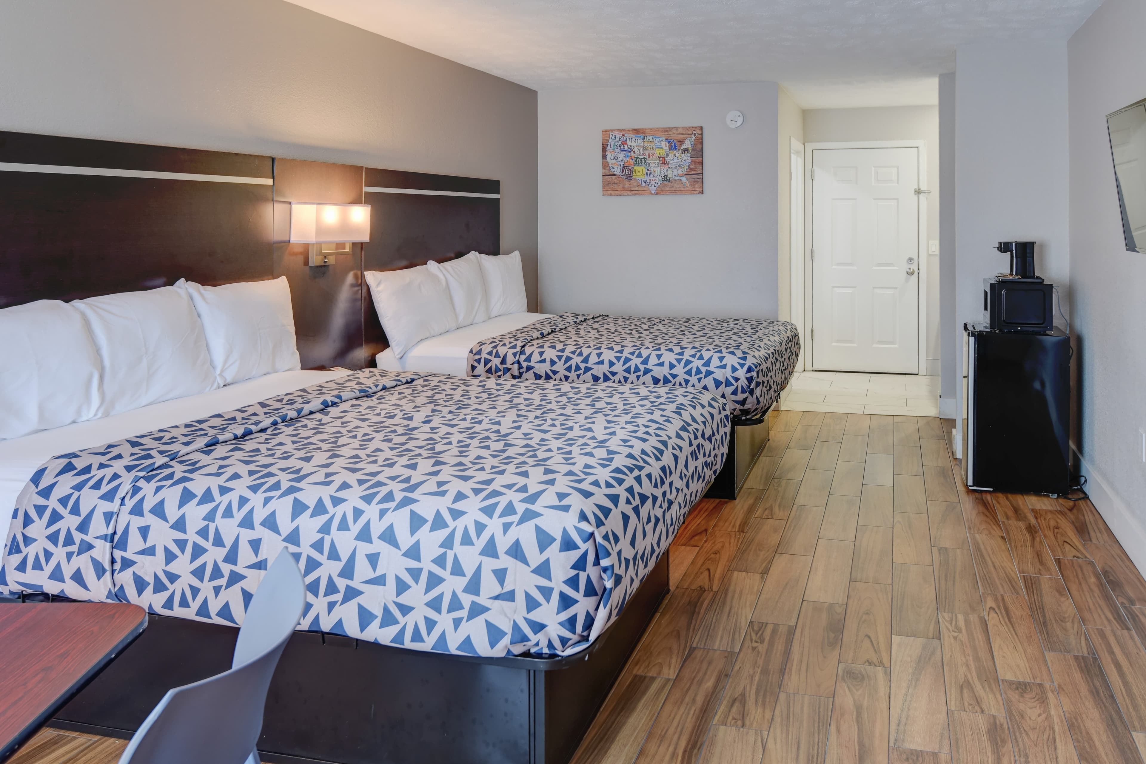 Econo Lodge Sevierville-Pigeon Forge on the River — 6