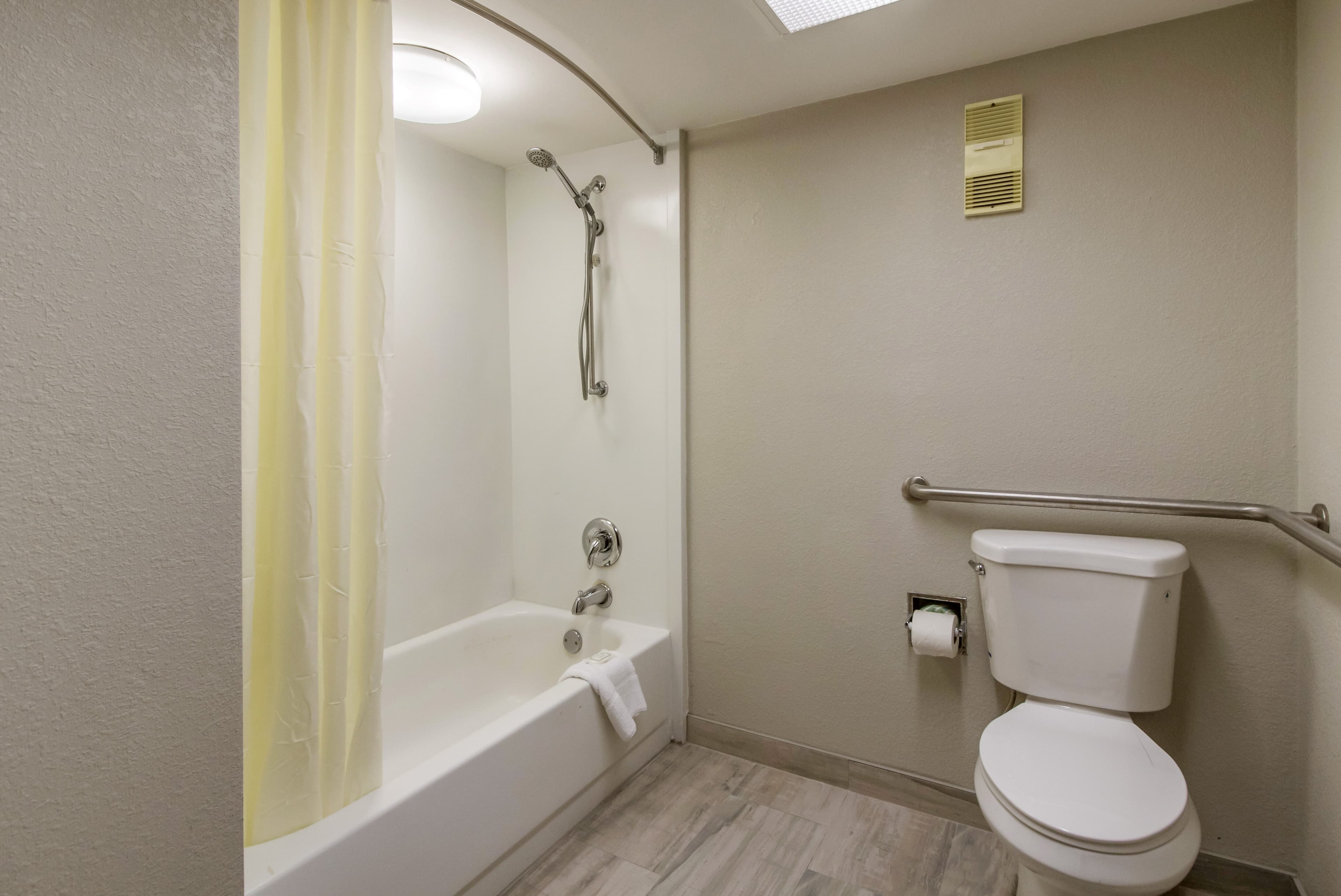 Clarion Hotel Jackson Northwest - Image 3
