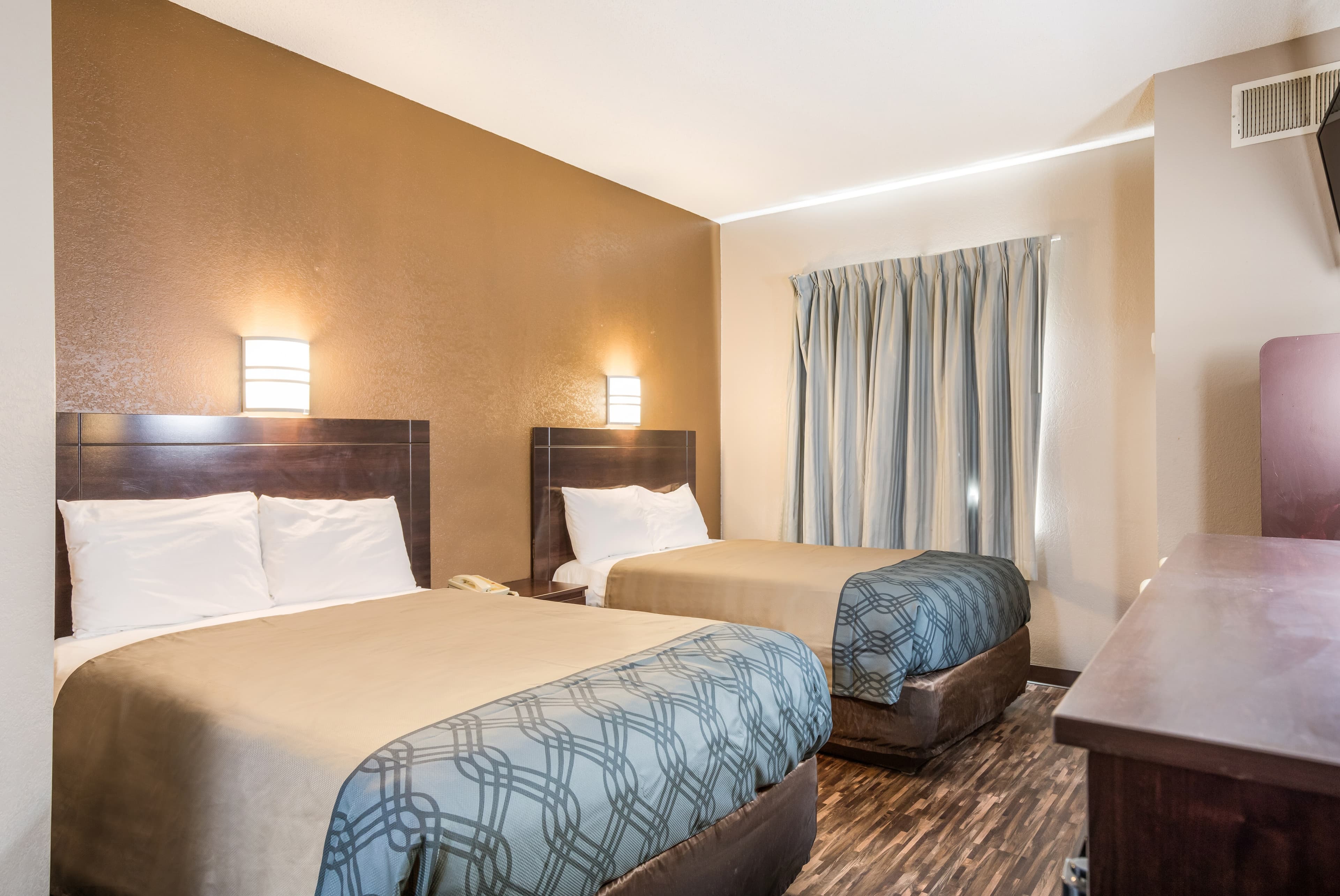 Econo Lodge Morristown West - Image 1