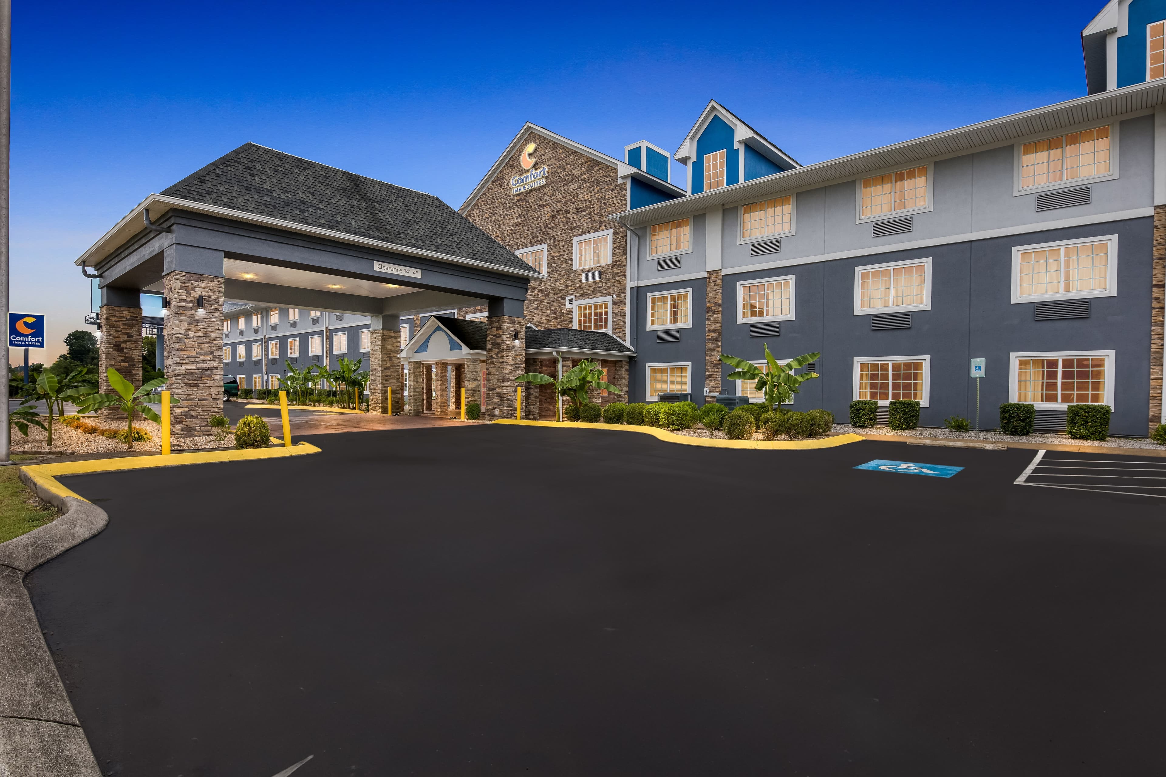 Comfort Inn & Suites Nashville Near Tanger Outlets I-24 Antioch - Image 1