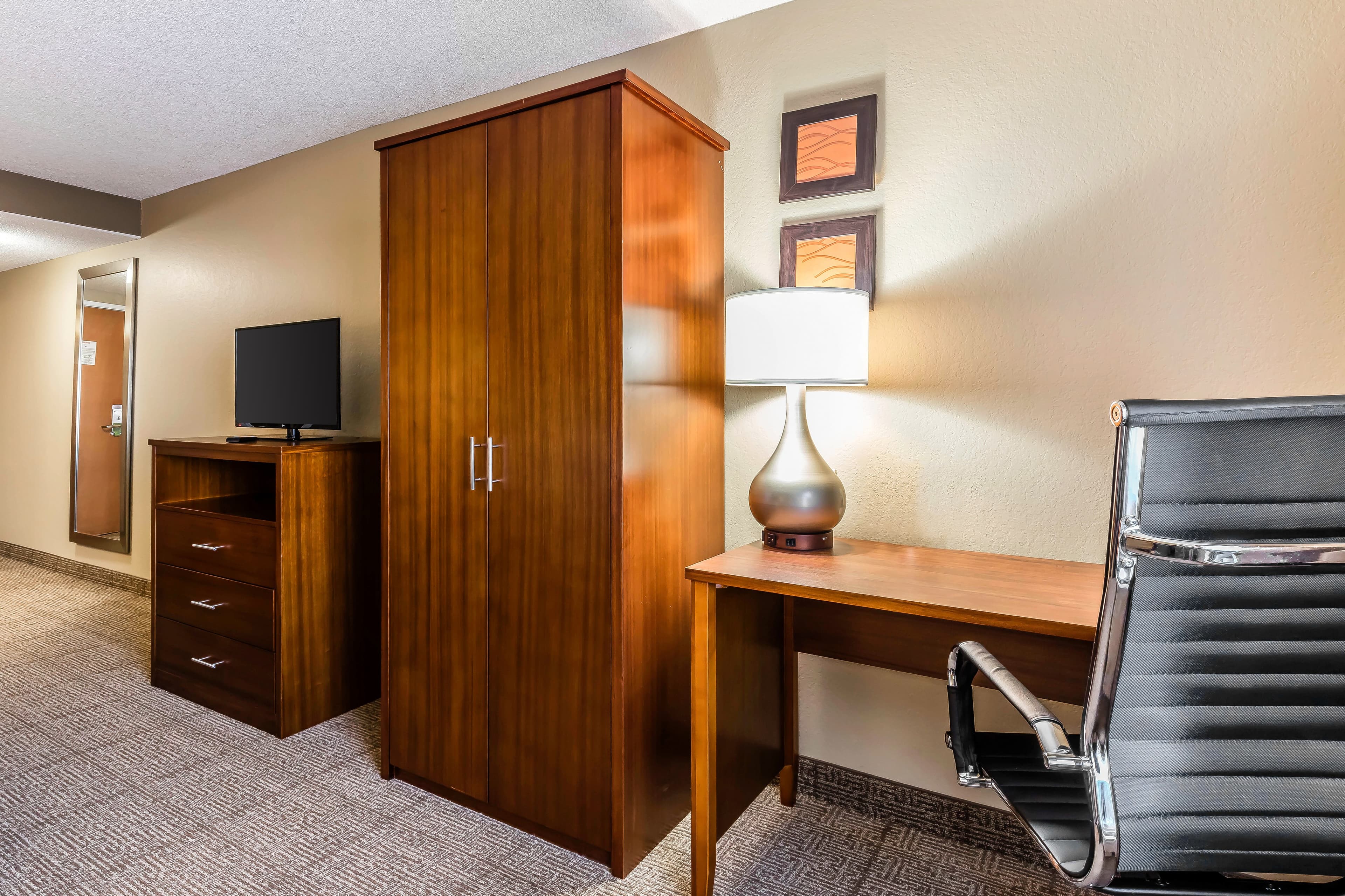 Comfort Inn & Suites Airport-American Way — 8