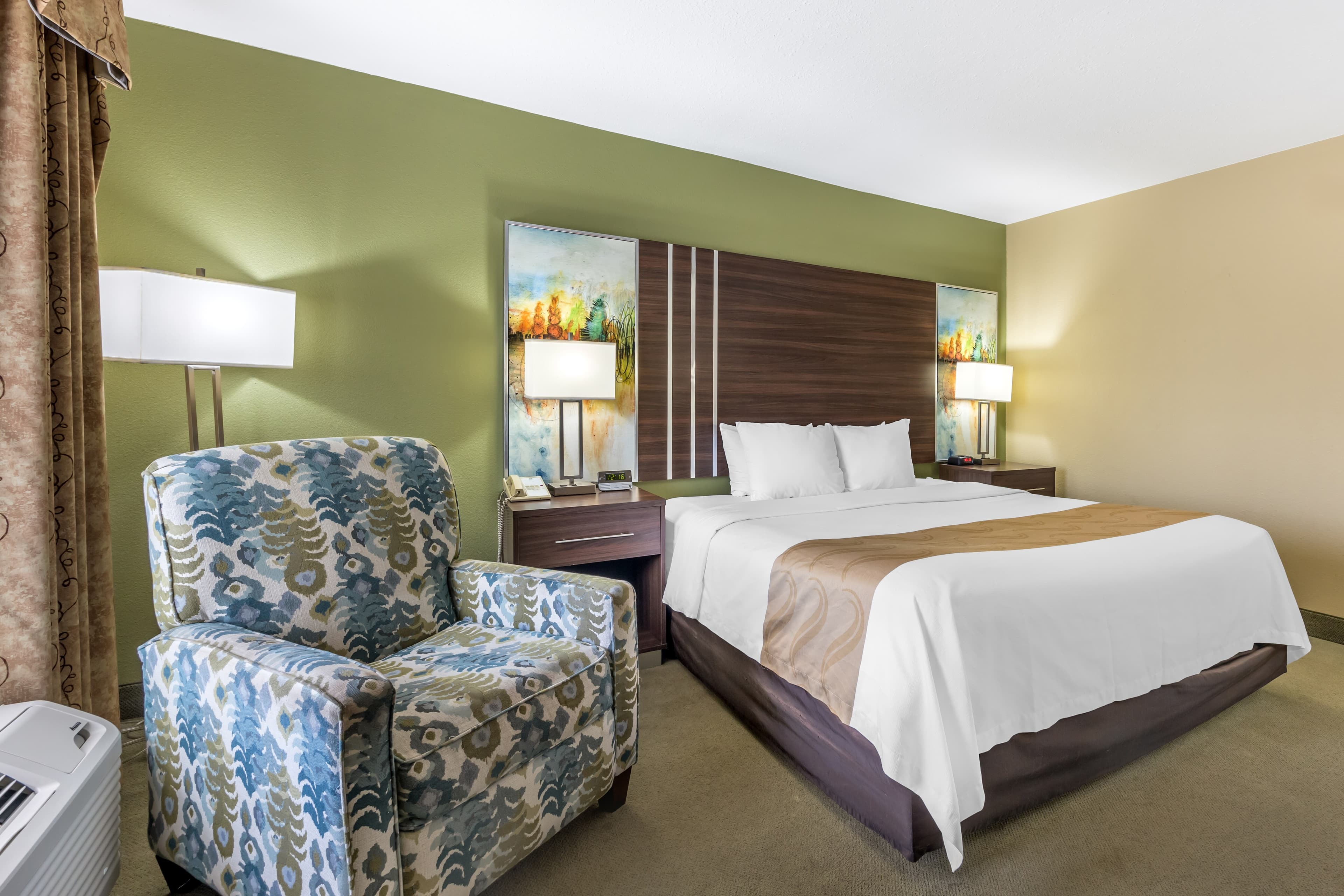 Quality Inn Paris — 7