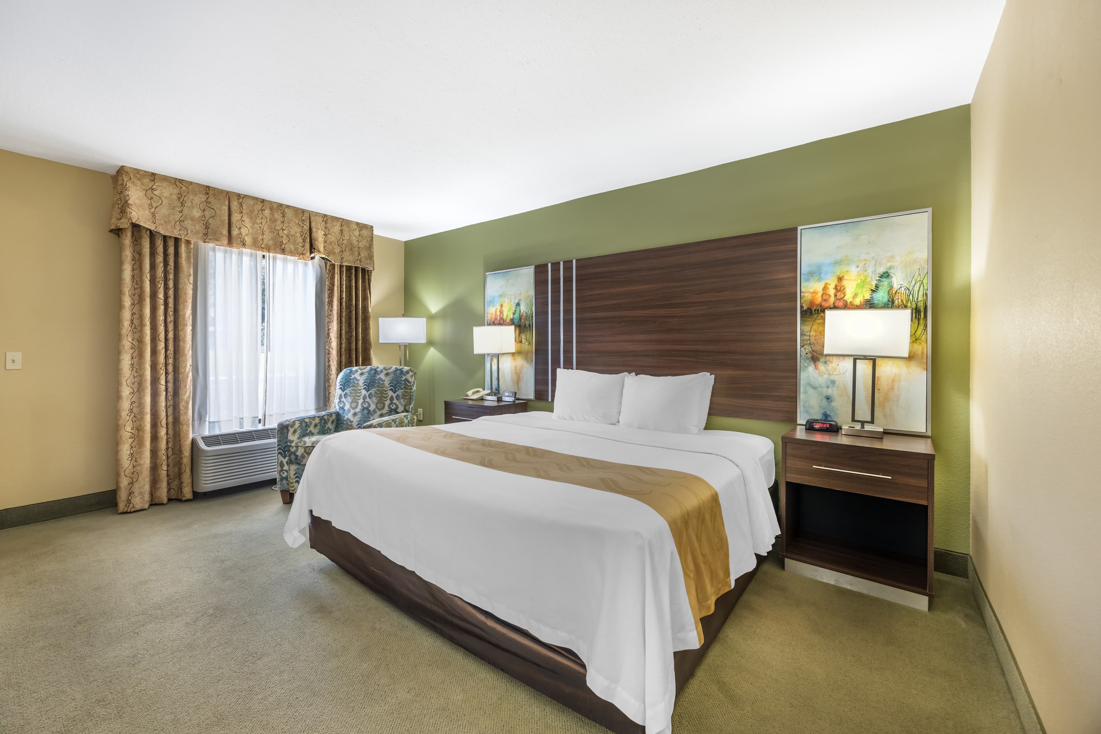 Quality Inn Paris — 8