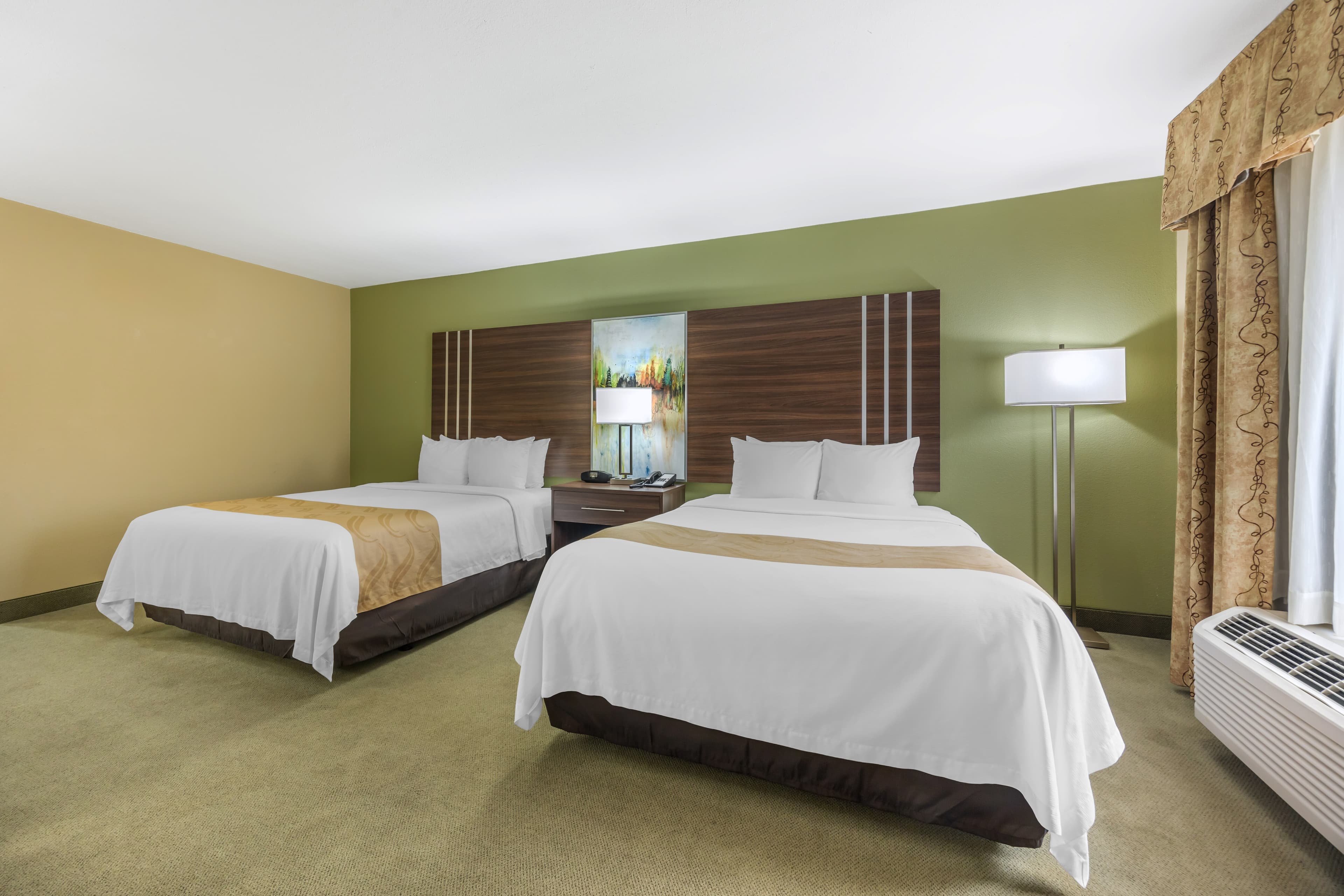 Quality Inn Paris — 12
