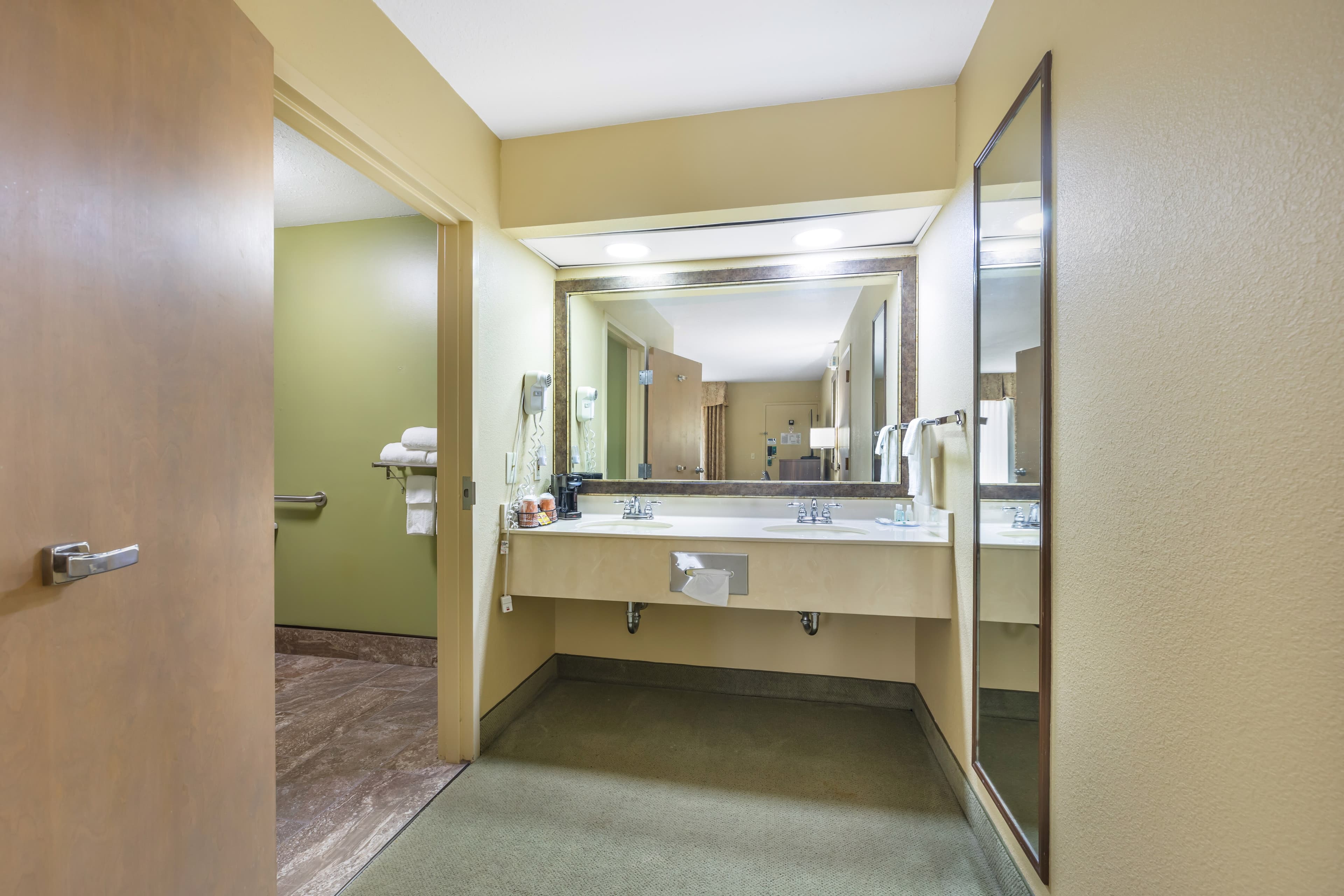 Quality Inn Paris — 11