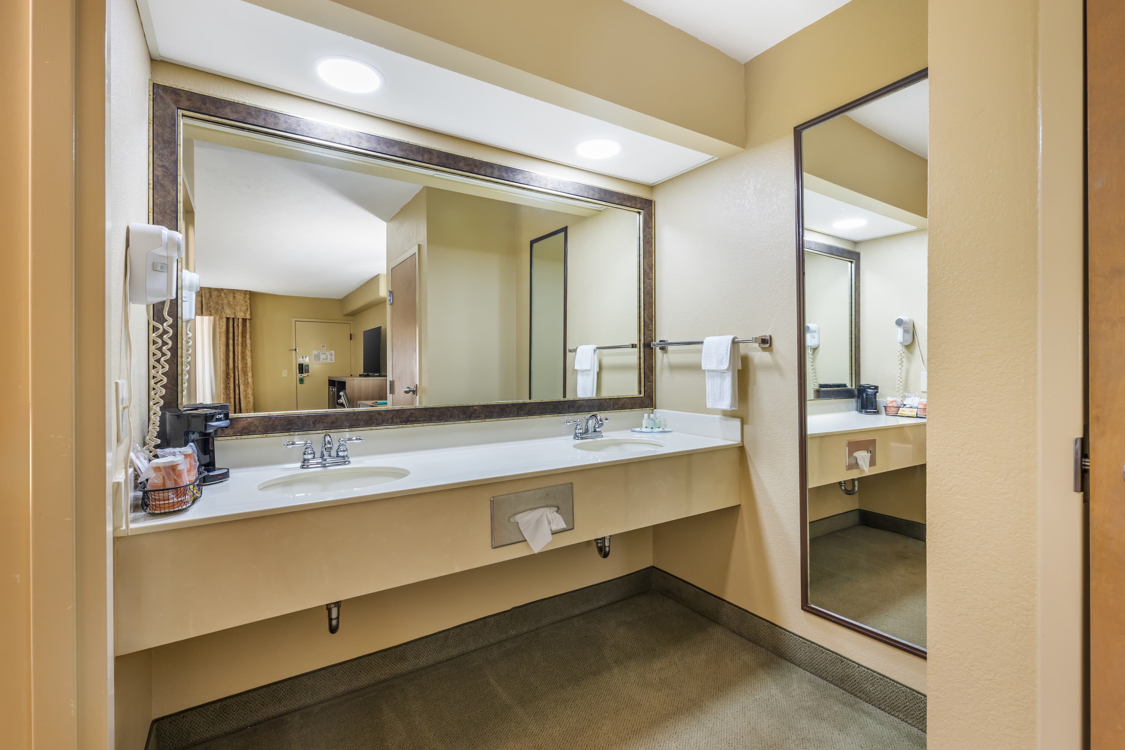 Quality Inn Paris — 24