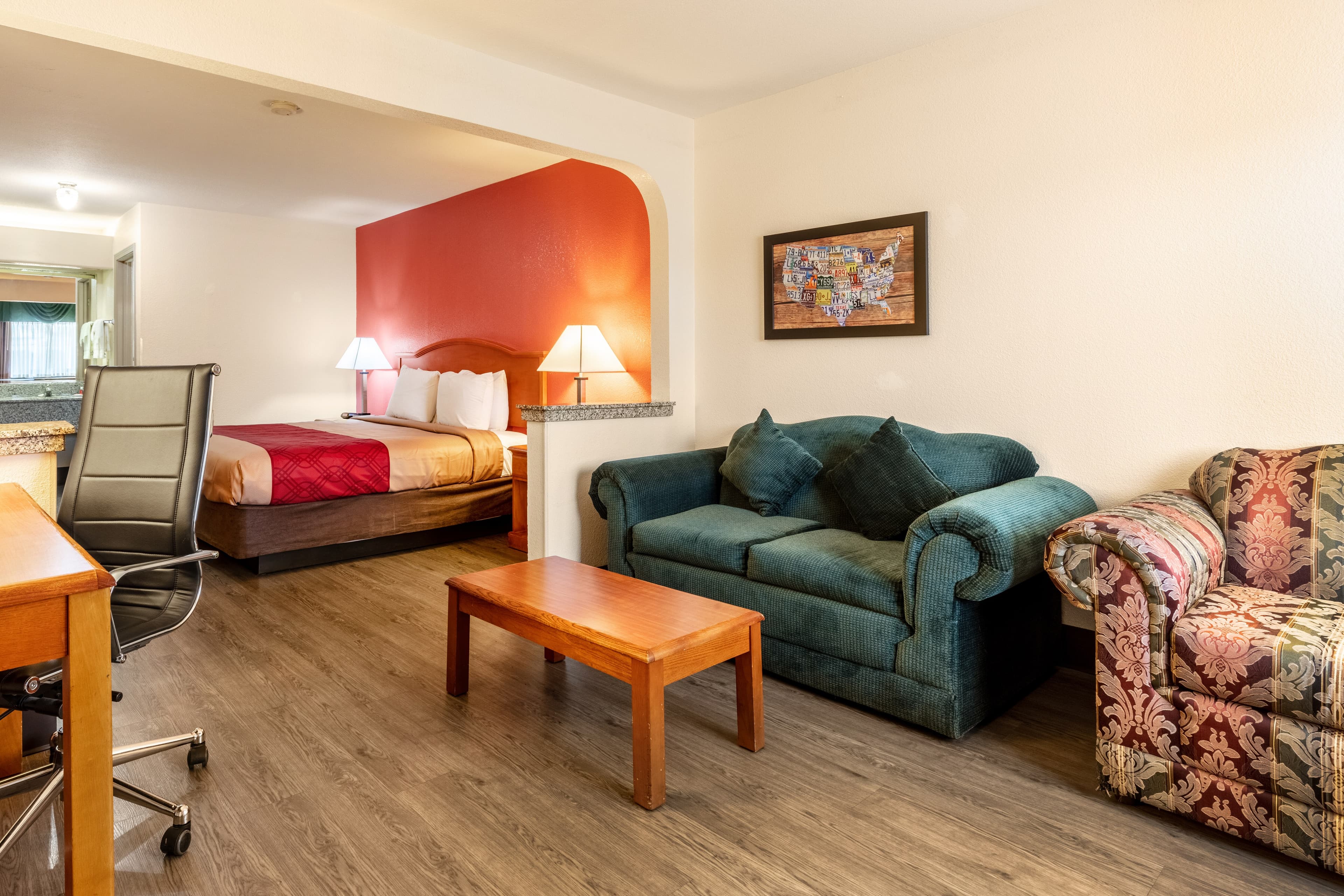 Econo Lodge Inn & Suites Memphis East - Image 4