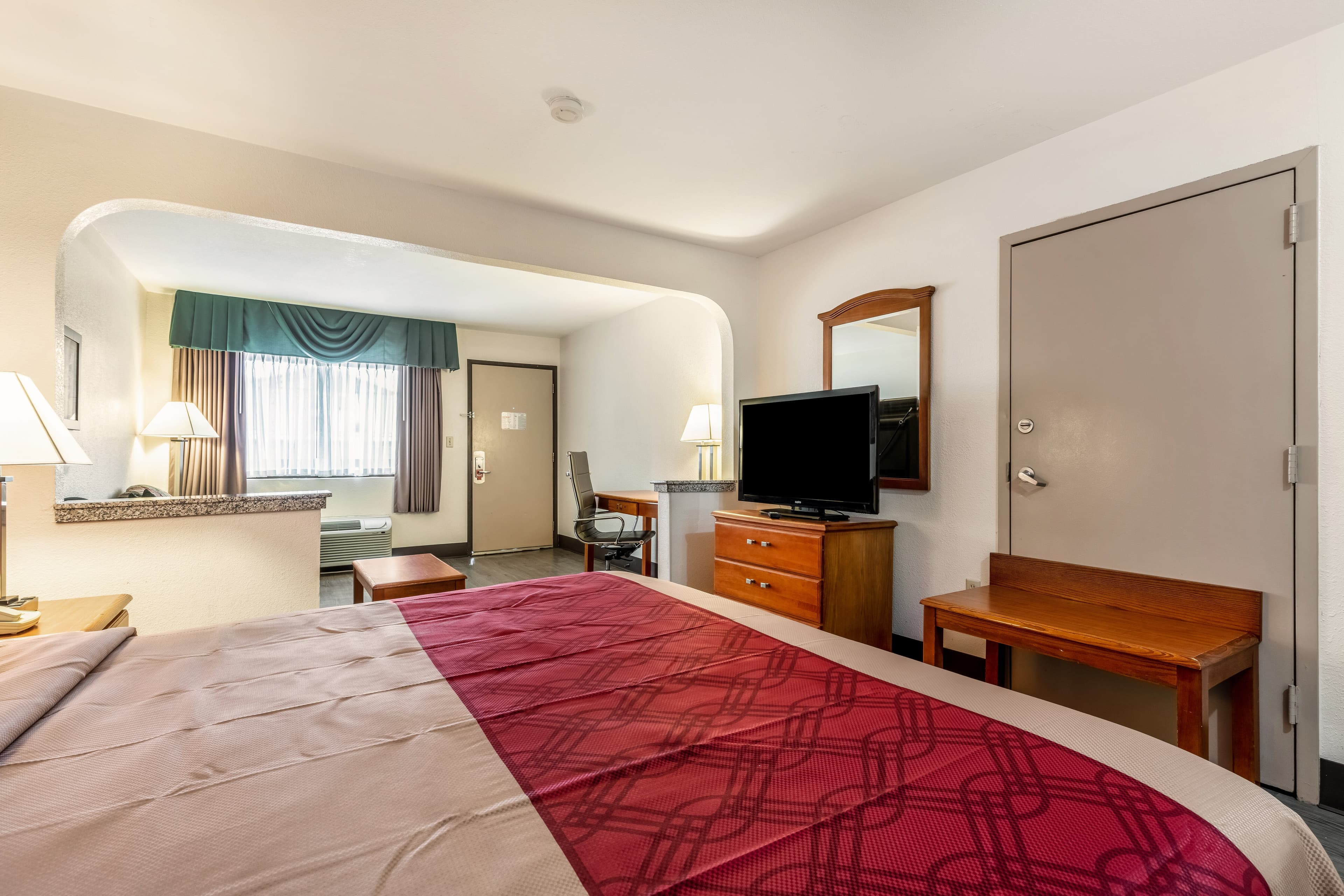 Econo Lodge Inn & Suites Memphis East — 8