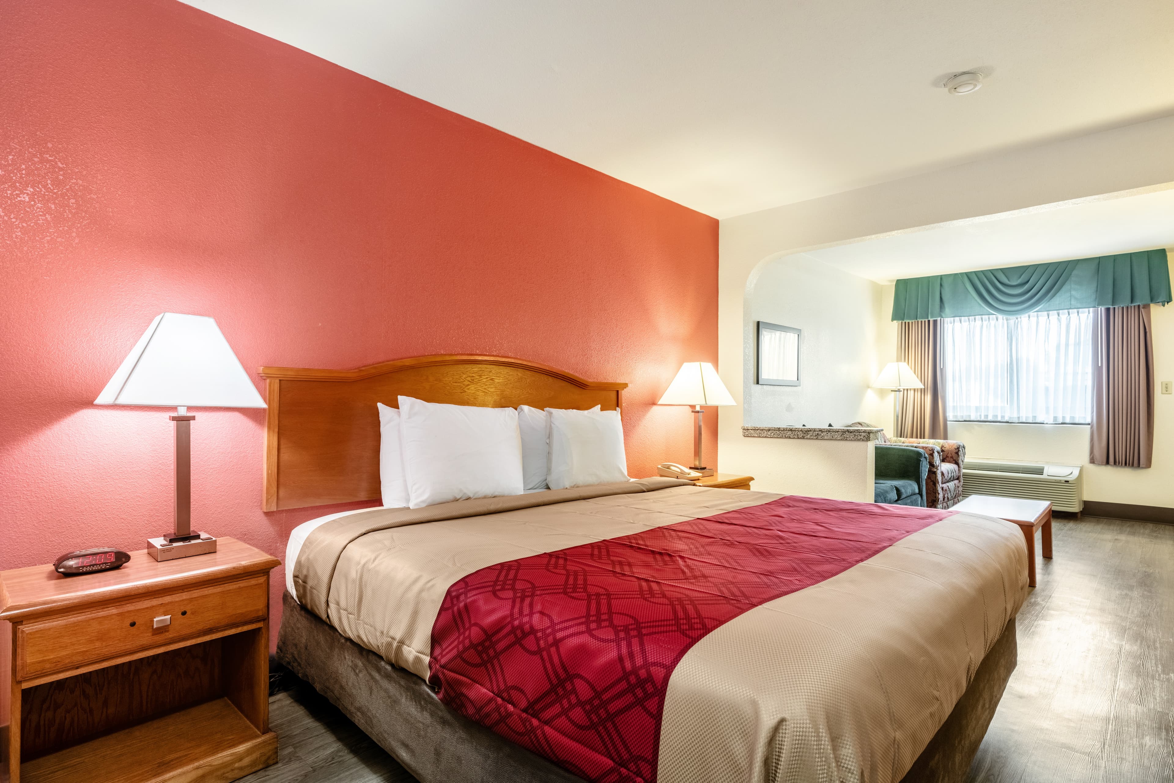 Econo Lodge Inn & Suites Memphis East - Image 1