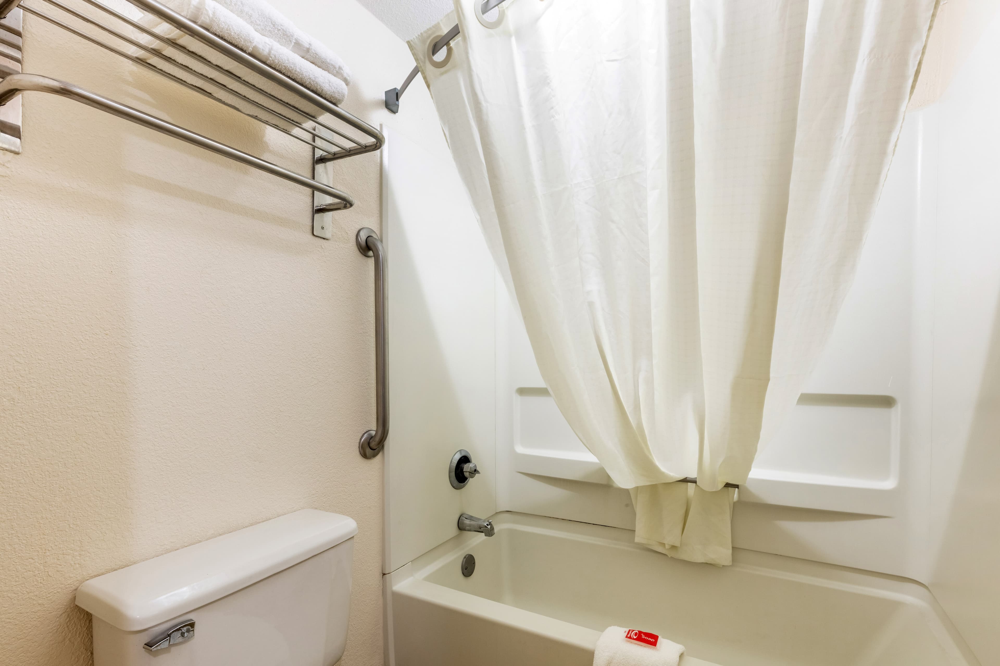 Econo Lodge Inn & Suites Memphis East — 10