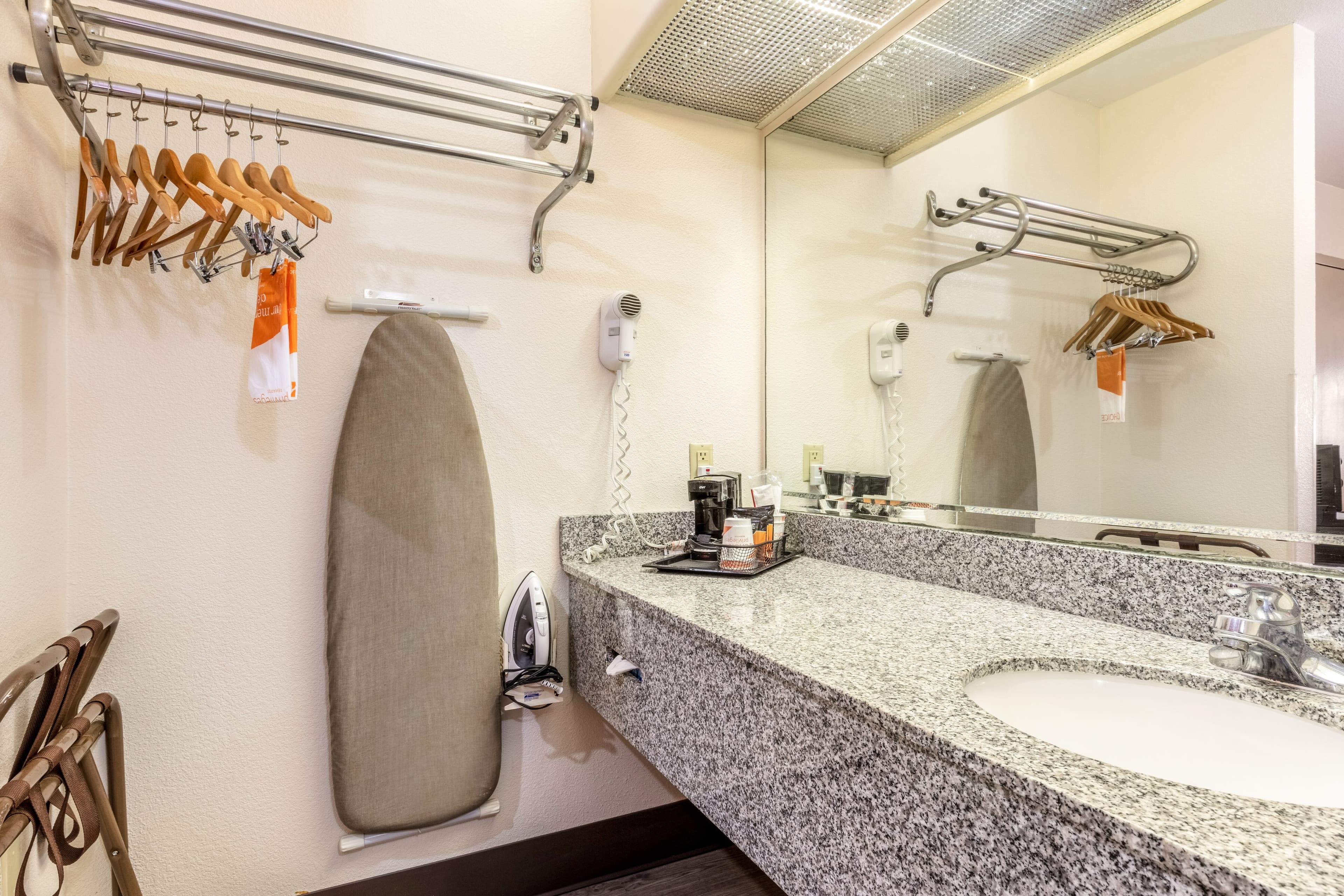 Econo Lodge Inn & Suites Memphis East — 11