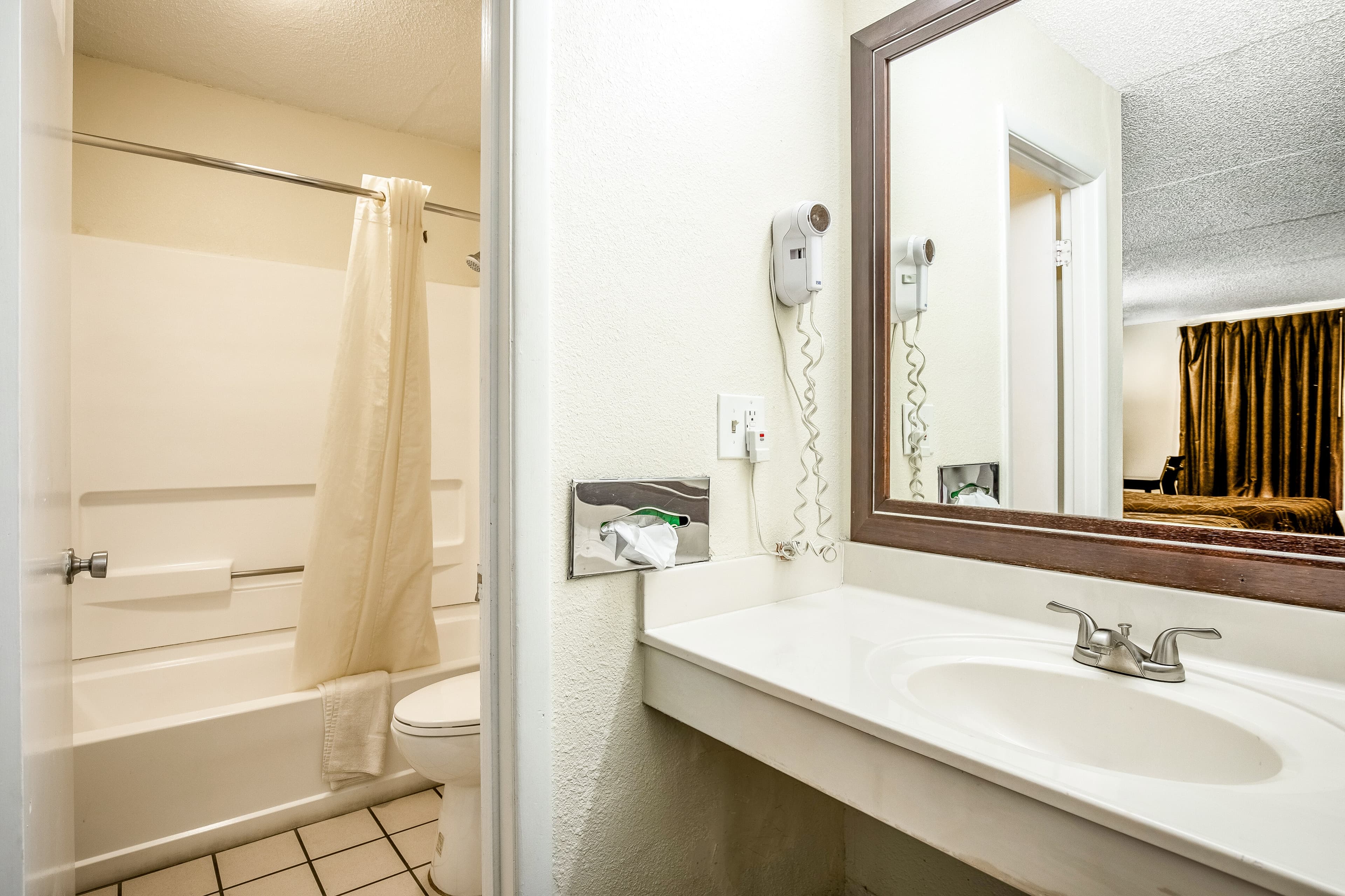 Econo Lodge Knoxville West - Turkey Creek - Image 5
