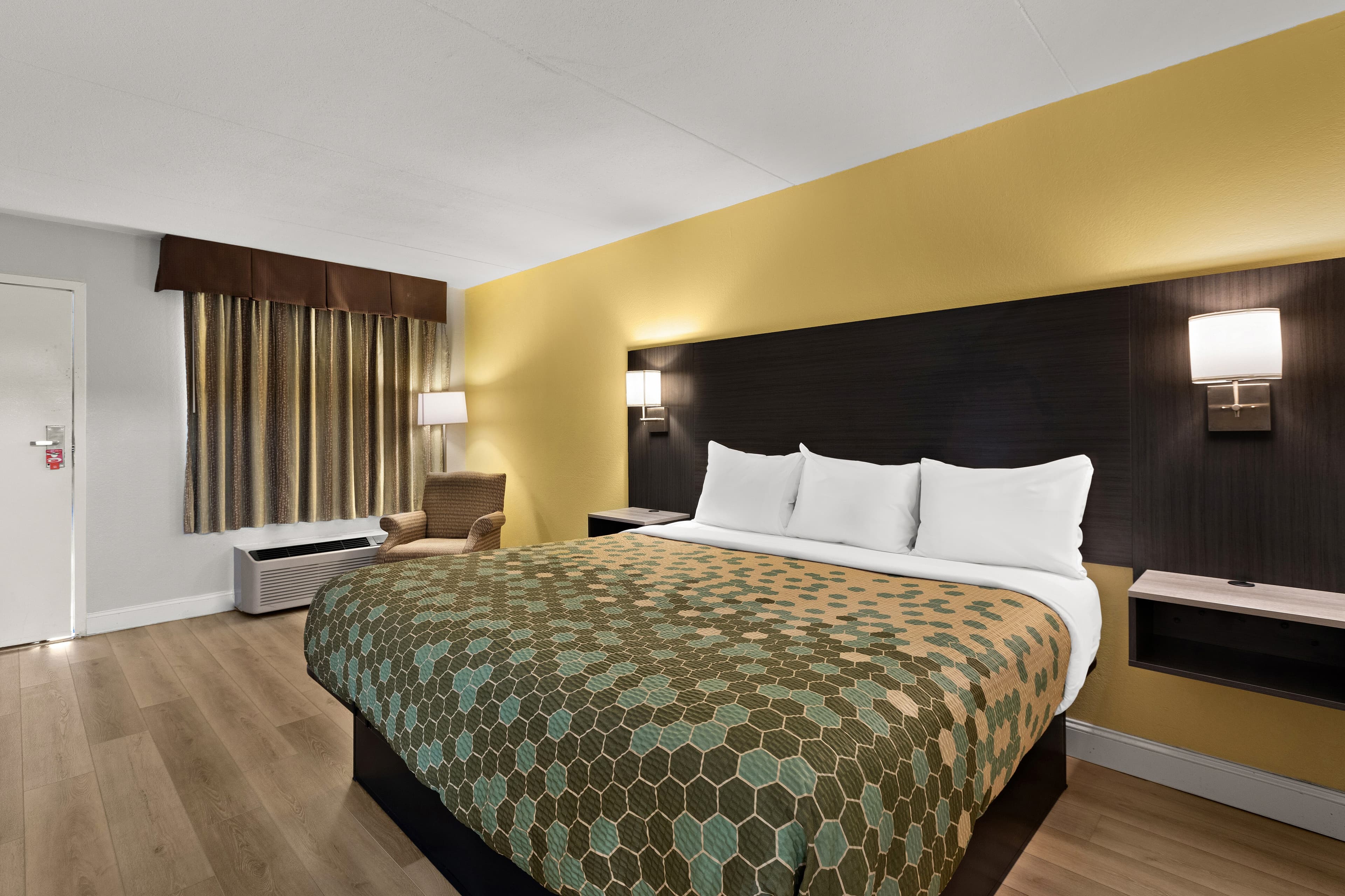 Econo Lodge White Pine Morristown I-81 & I-40 Split — 7
