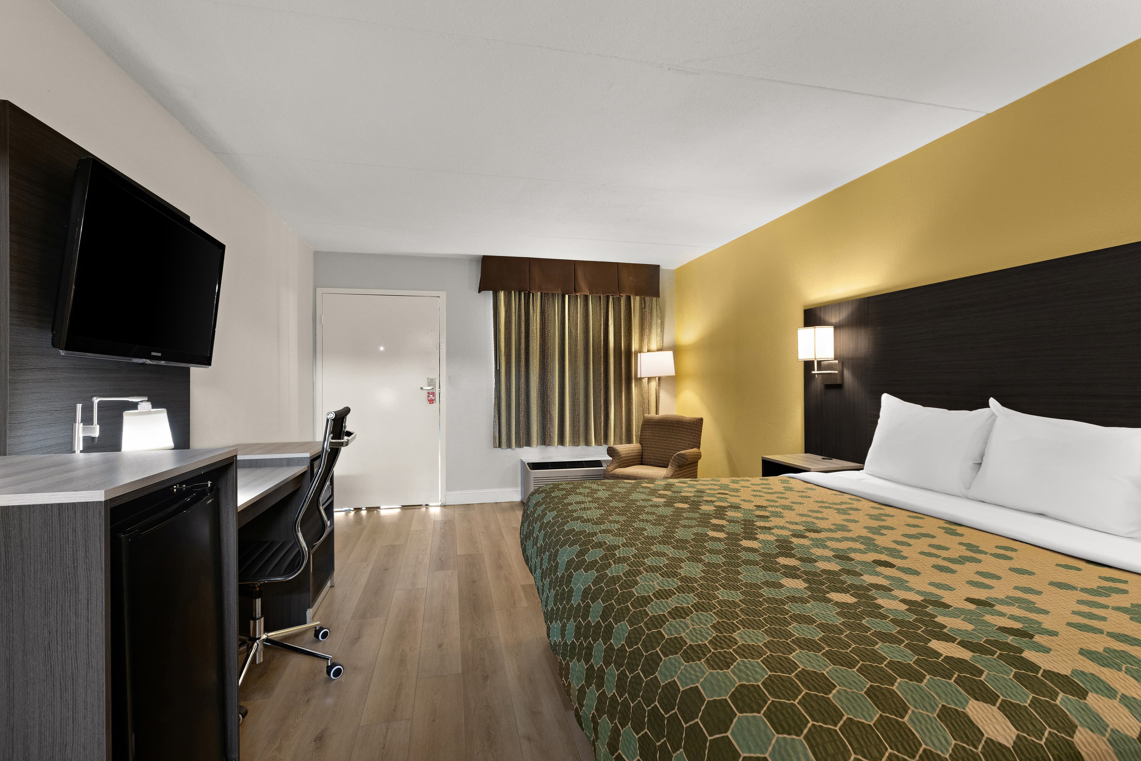 Econo Lodge White Pine Morristown I-81 & I-40 Split — 8