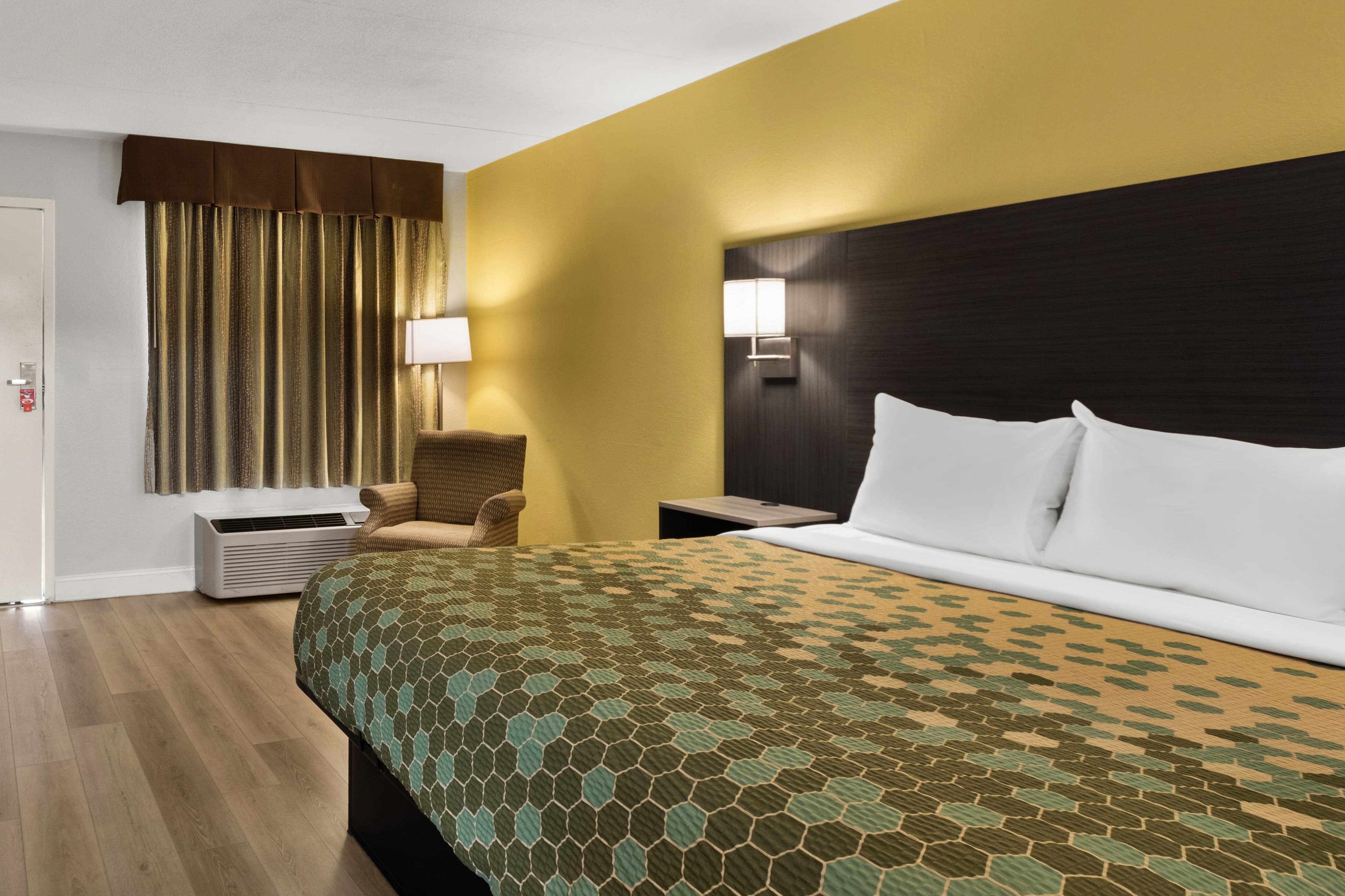 Econo Lodge White Pine Morristown I-81 & I-40 Split — 9