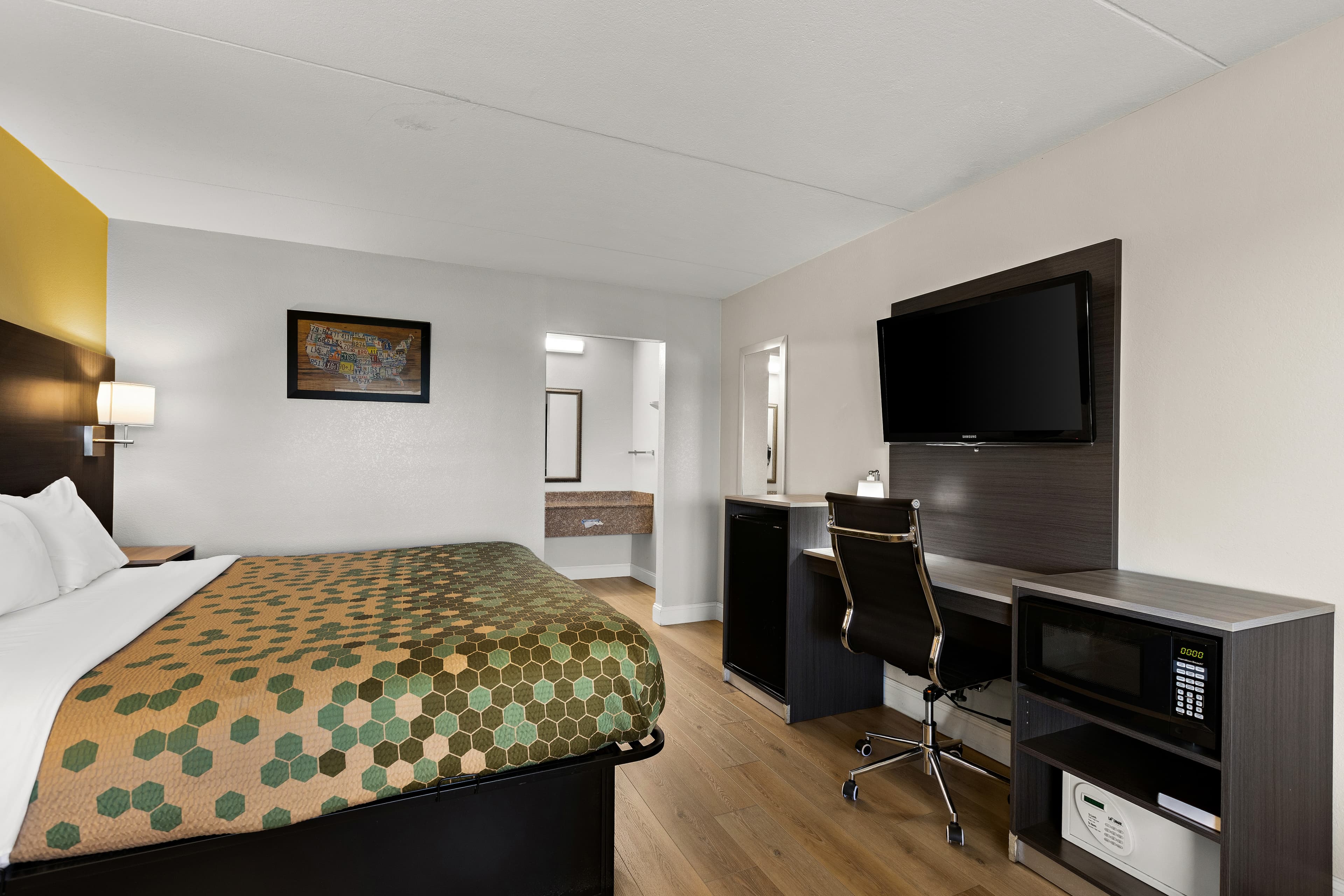 Econo Lodge White Pine Morristown I-81 & I-40 Split — 10