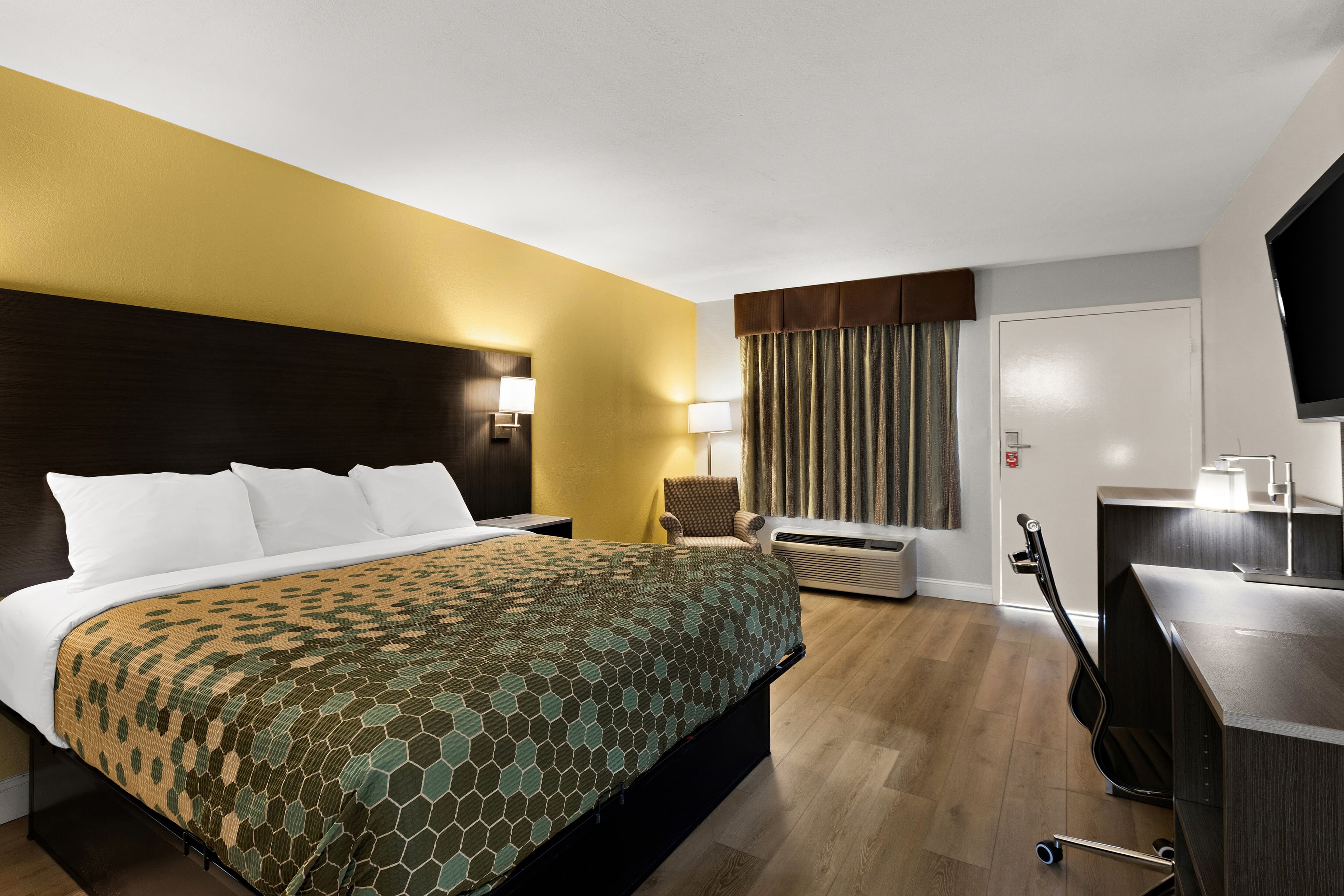 Econo Lodge White Pine Morristown I-81 & I-40 Split — 20