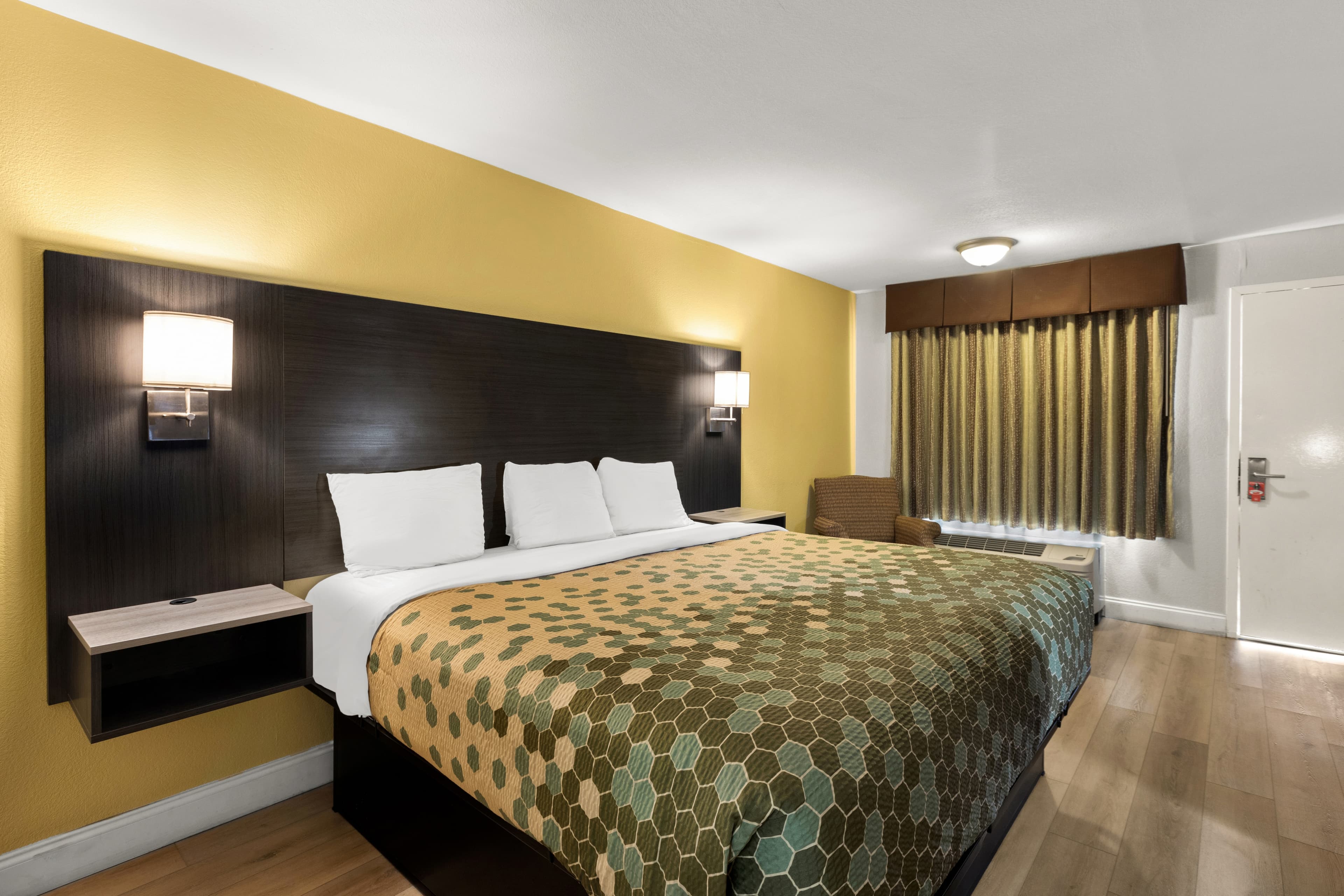 Econo Lodge White Pine Morristown I-81 & I-40 Split — 16