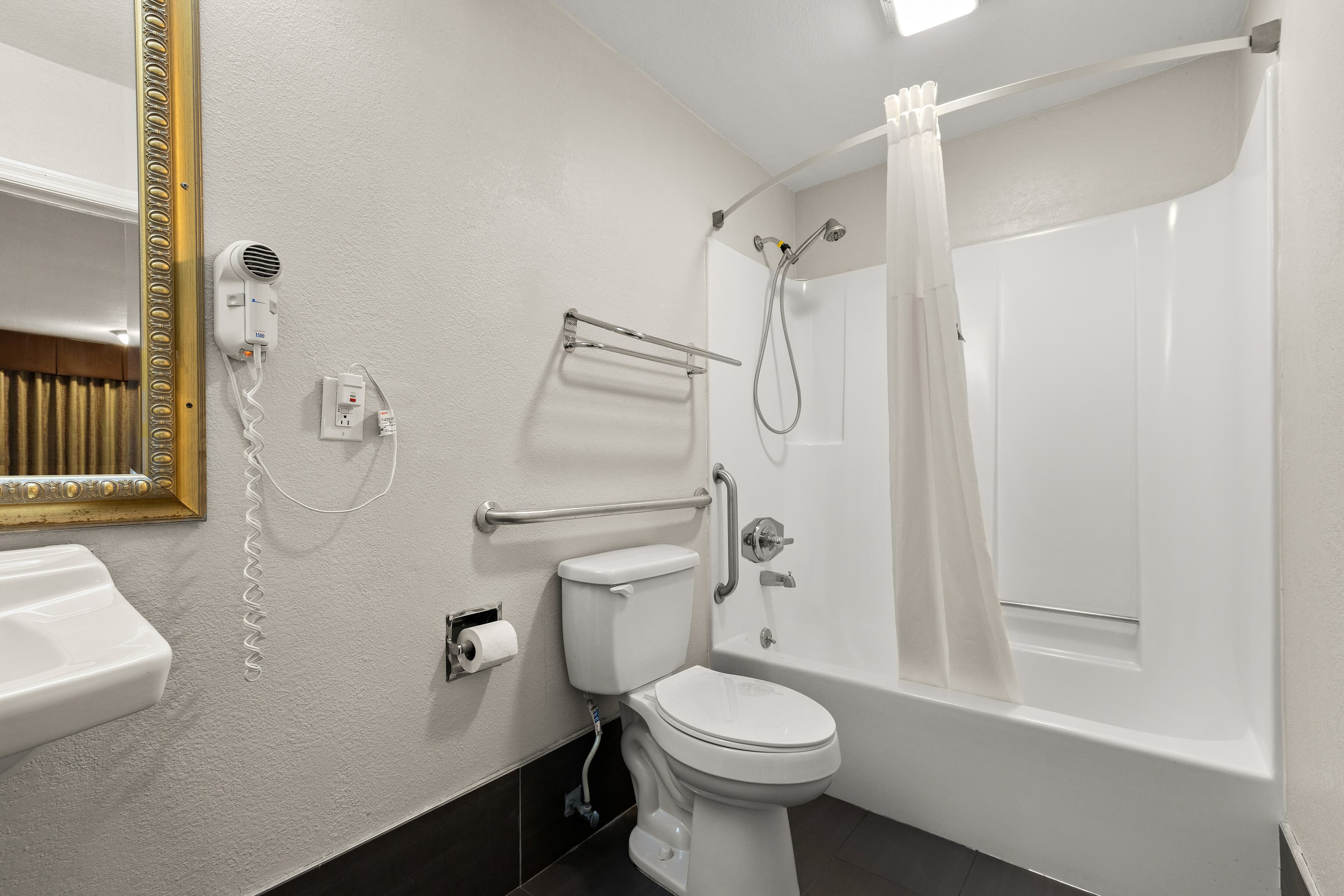 Econo Lodge White Pine Morristown I-81 & I-40 Split — 17