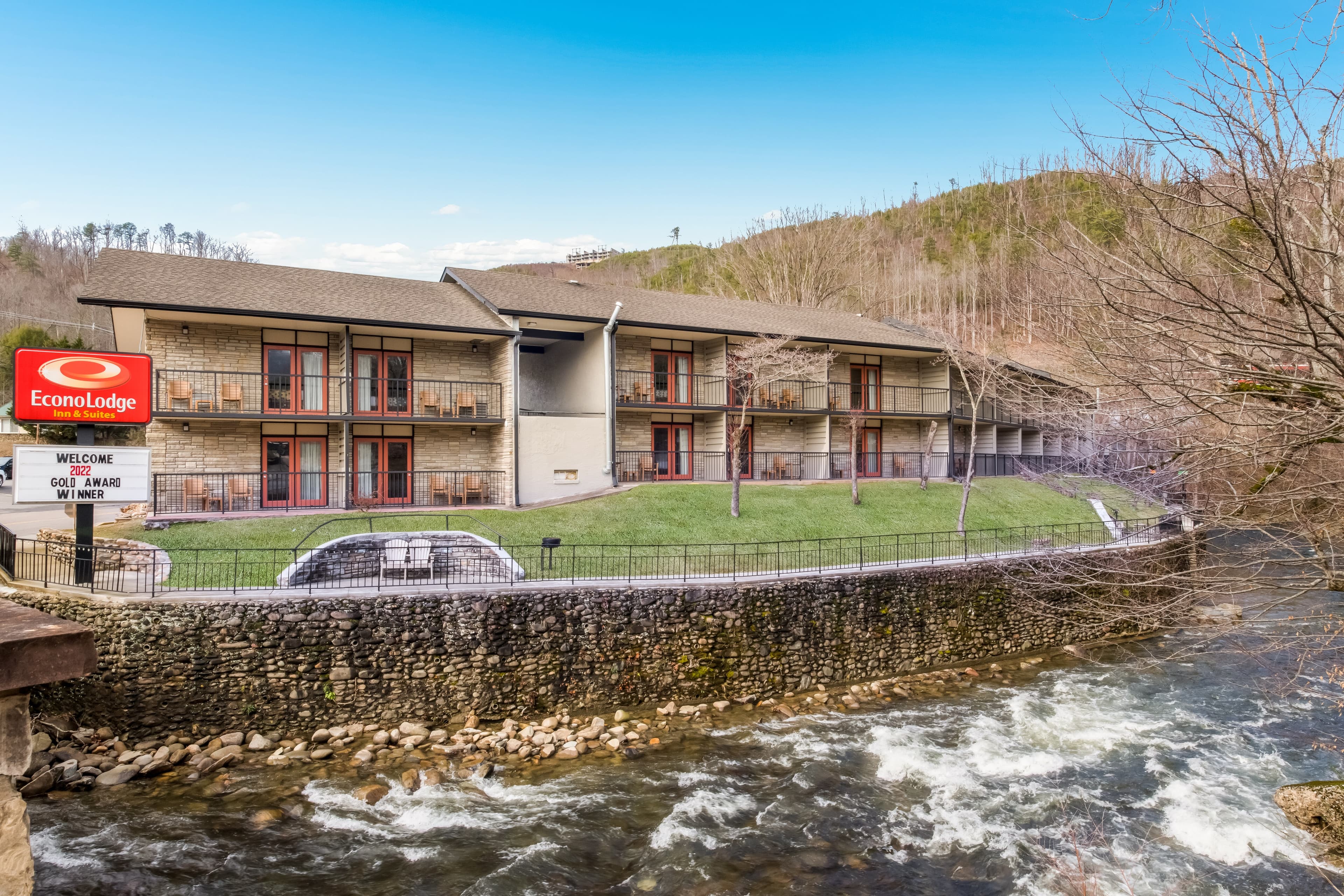 Econo Lodge Inn & Suites on the River - Image 1