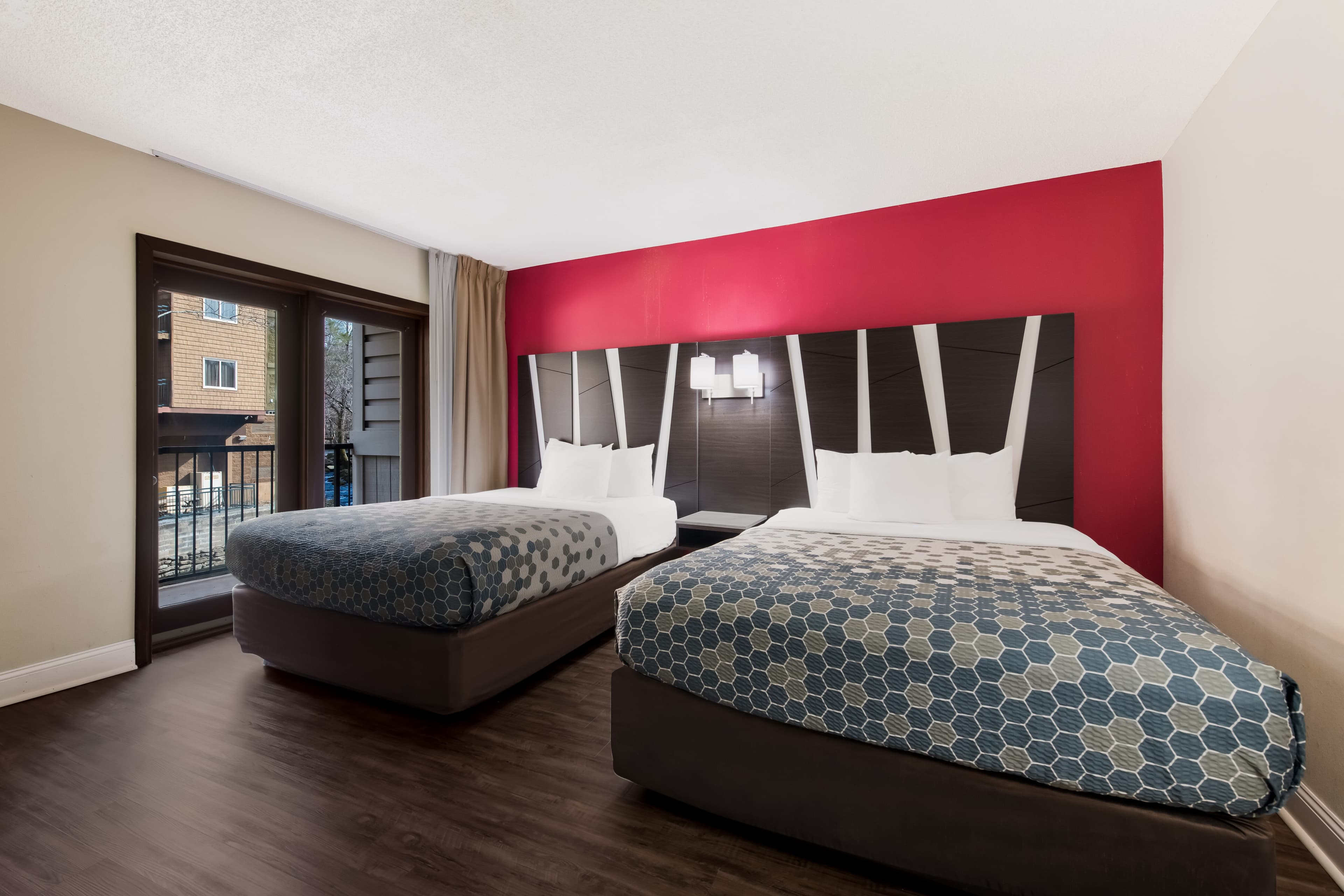 Econo Lodge Inn & Suites on the River — 6