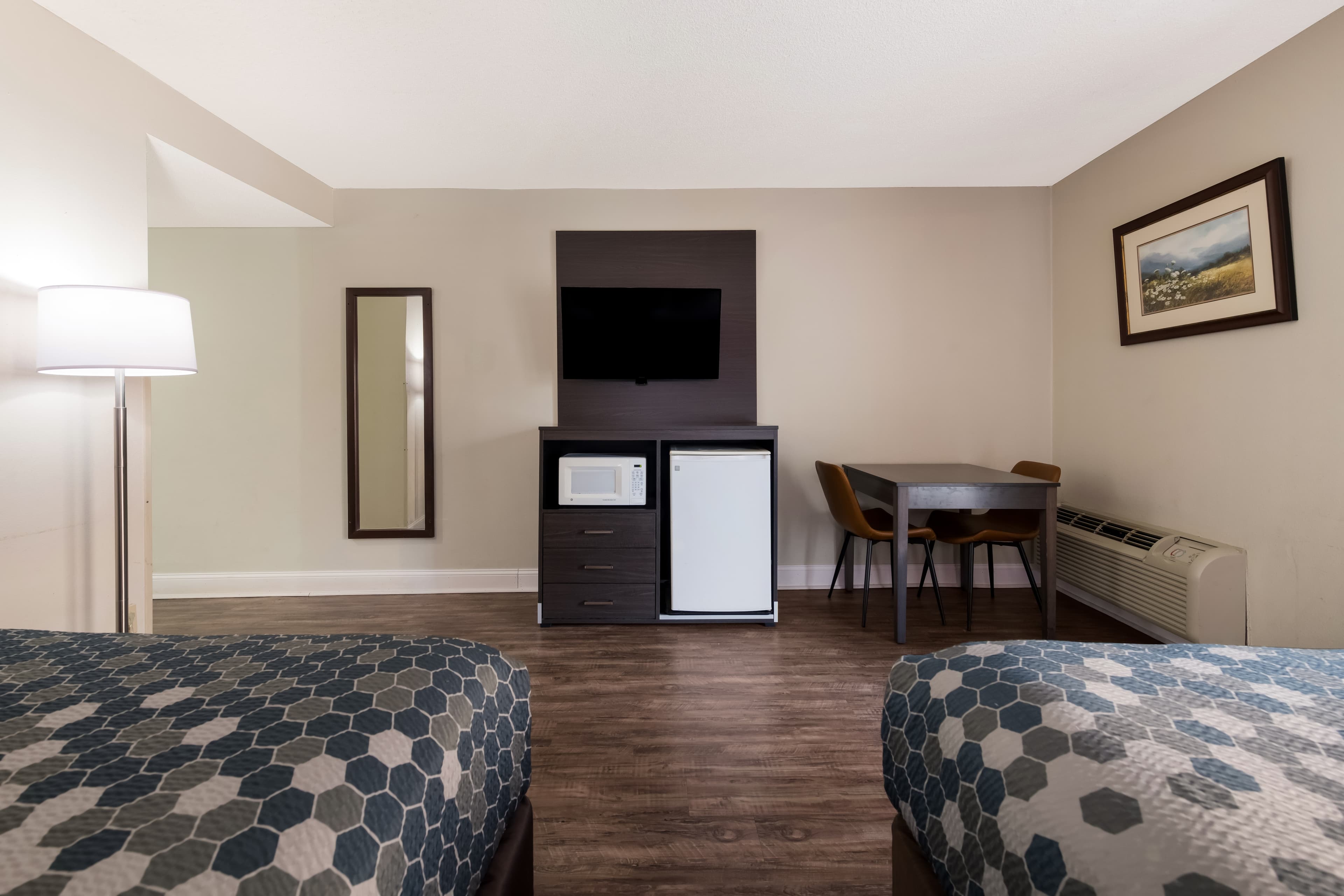 Econo Lodge Inn & Suites on the River — 9