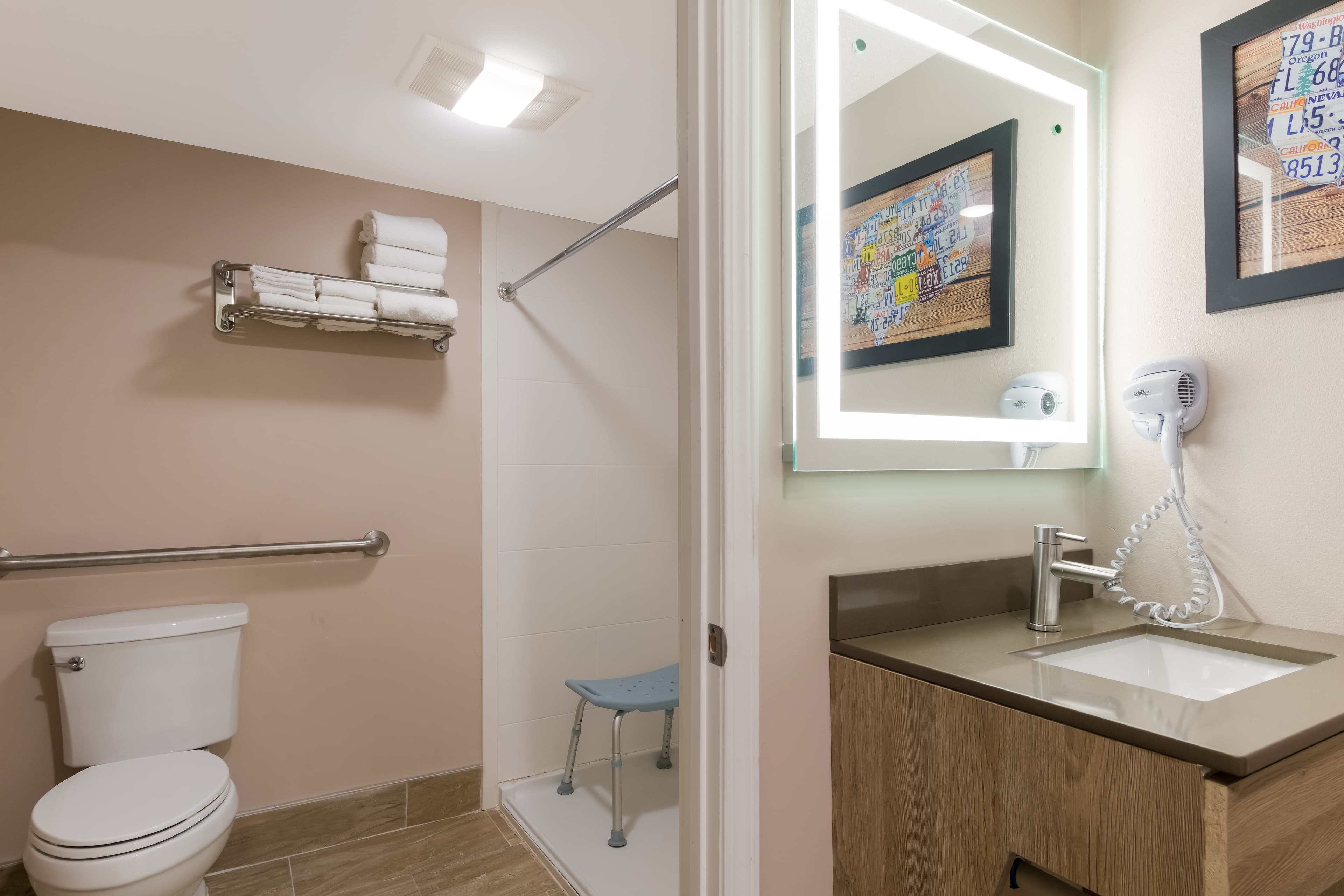 Econo Lodge Inn & Suites on the River — 12