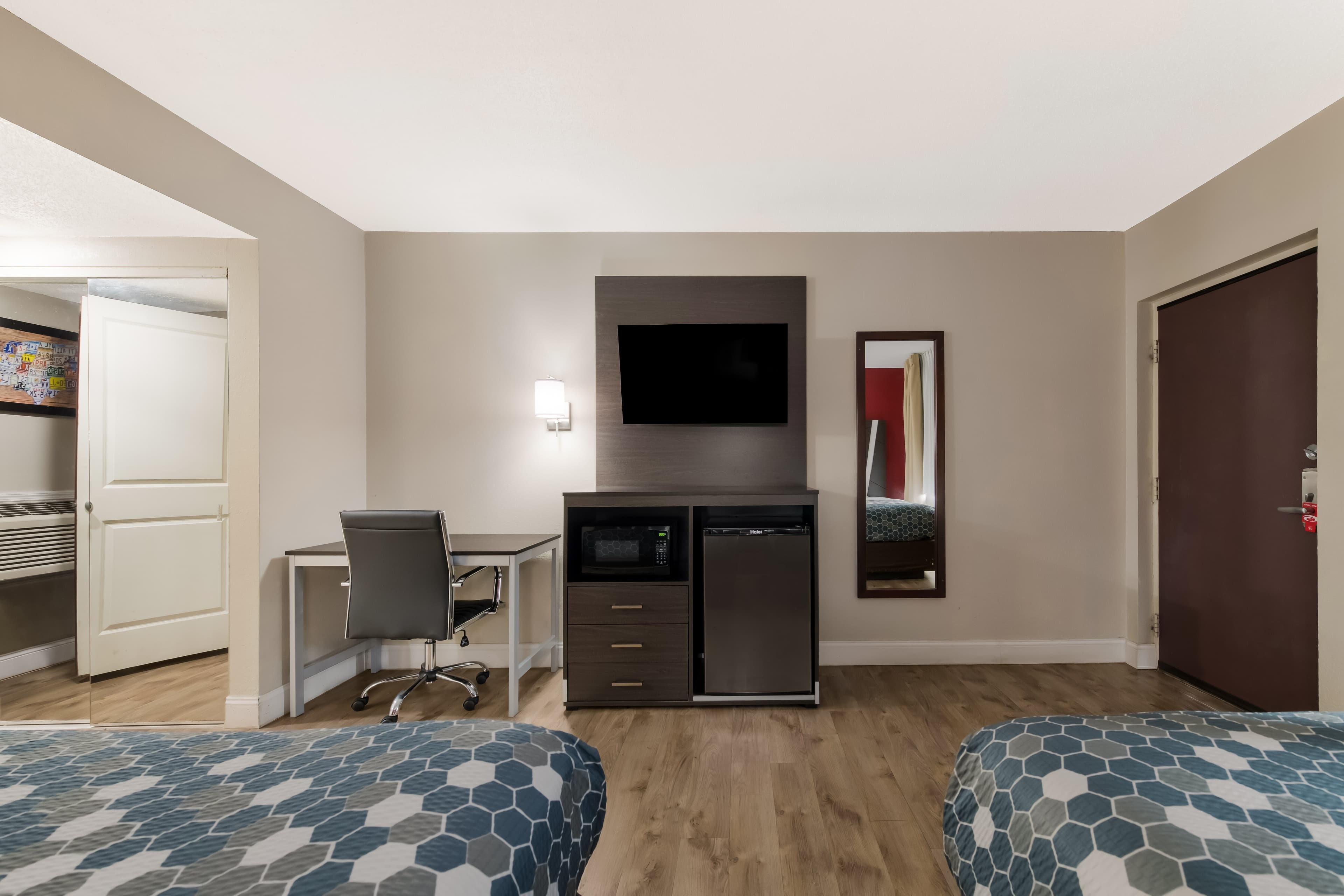 Econo Lodge Inn & Suites on the River - Image 2