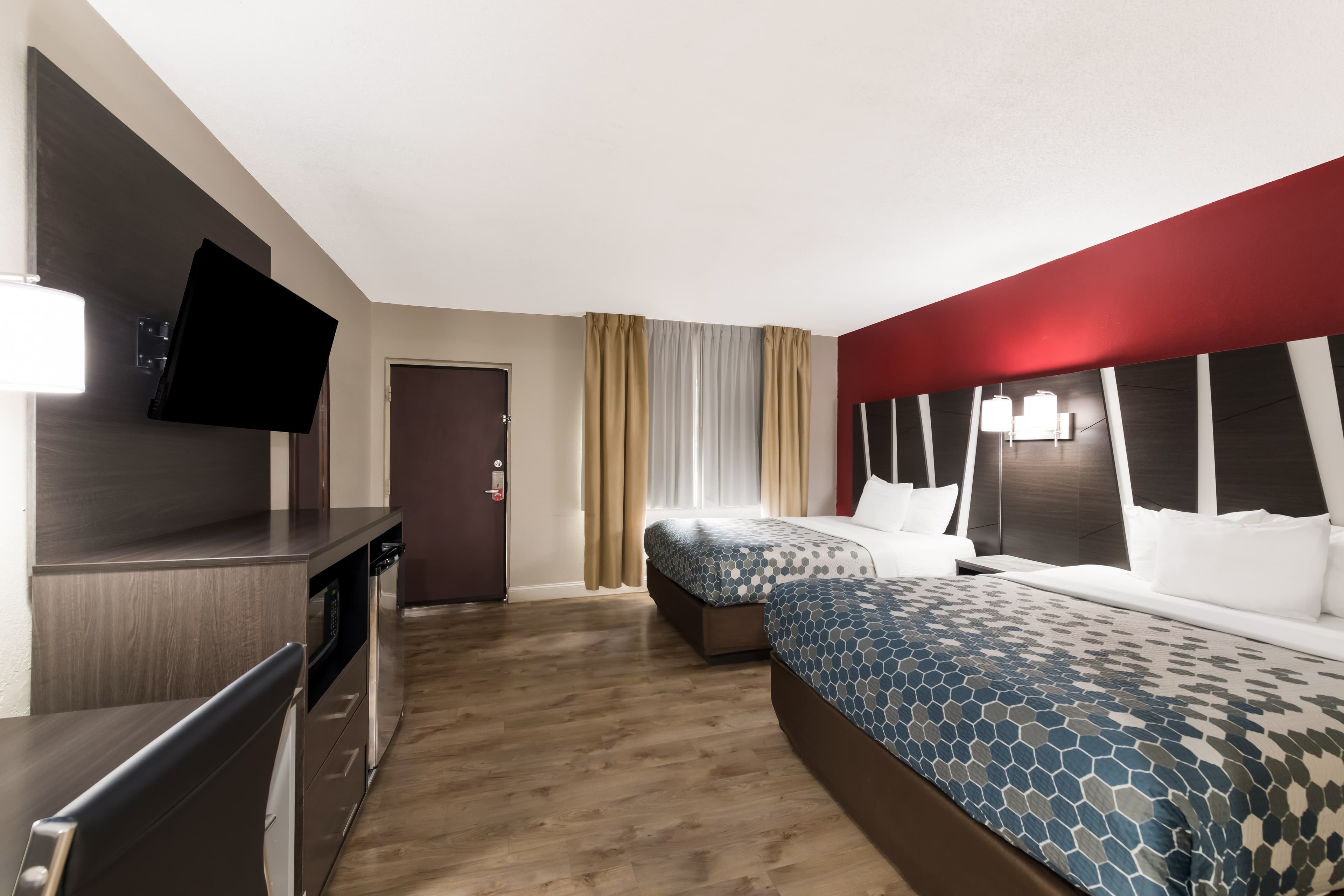 Econo Lodge Inn & Suites on the River - Image 3