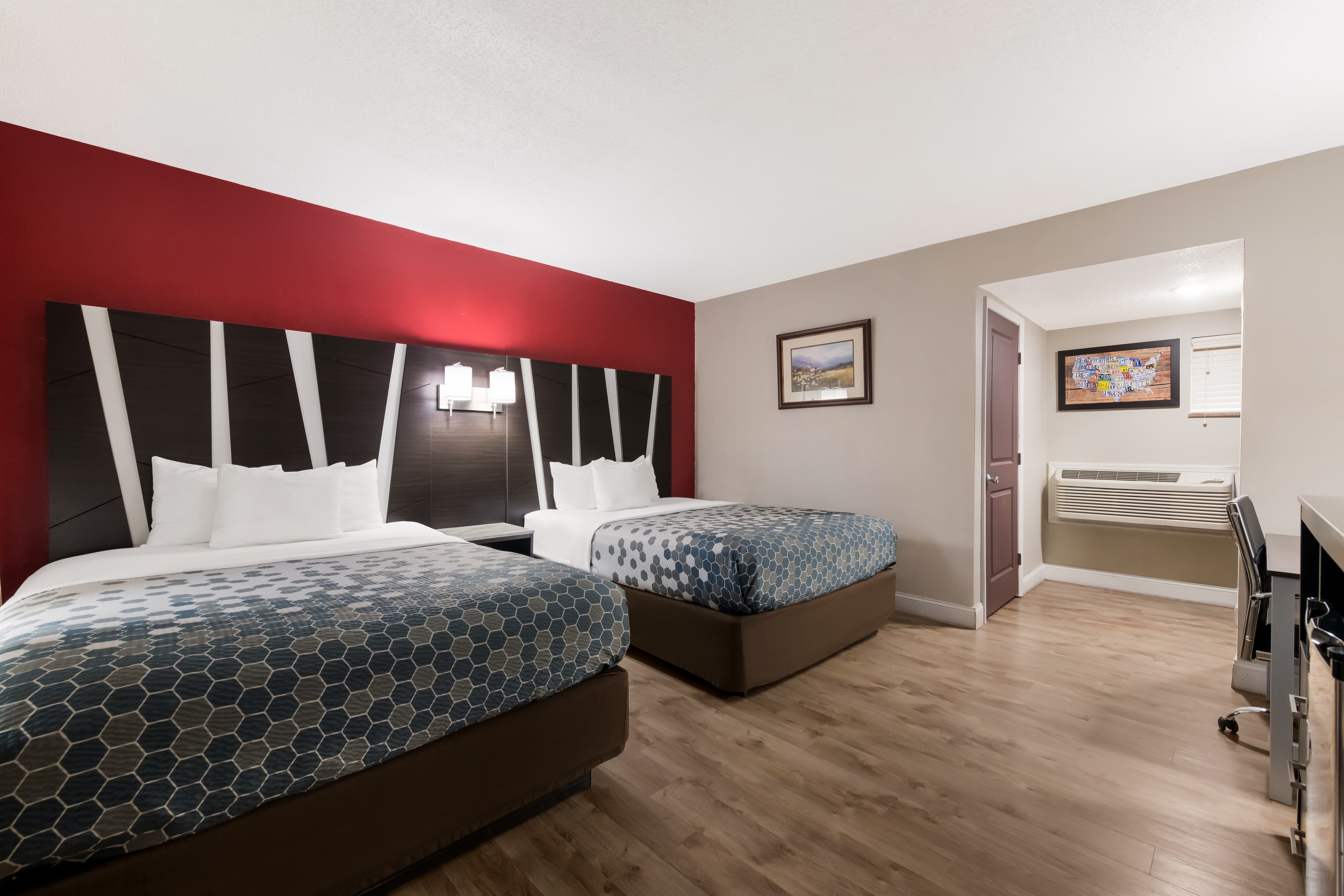 Econo Lodge Inn & Suites on the River - Image 4