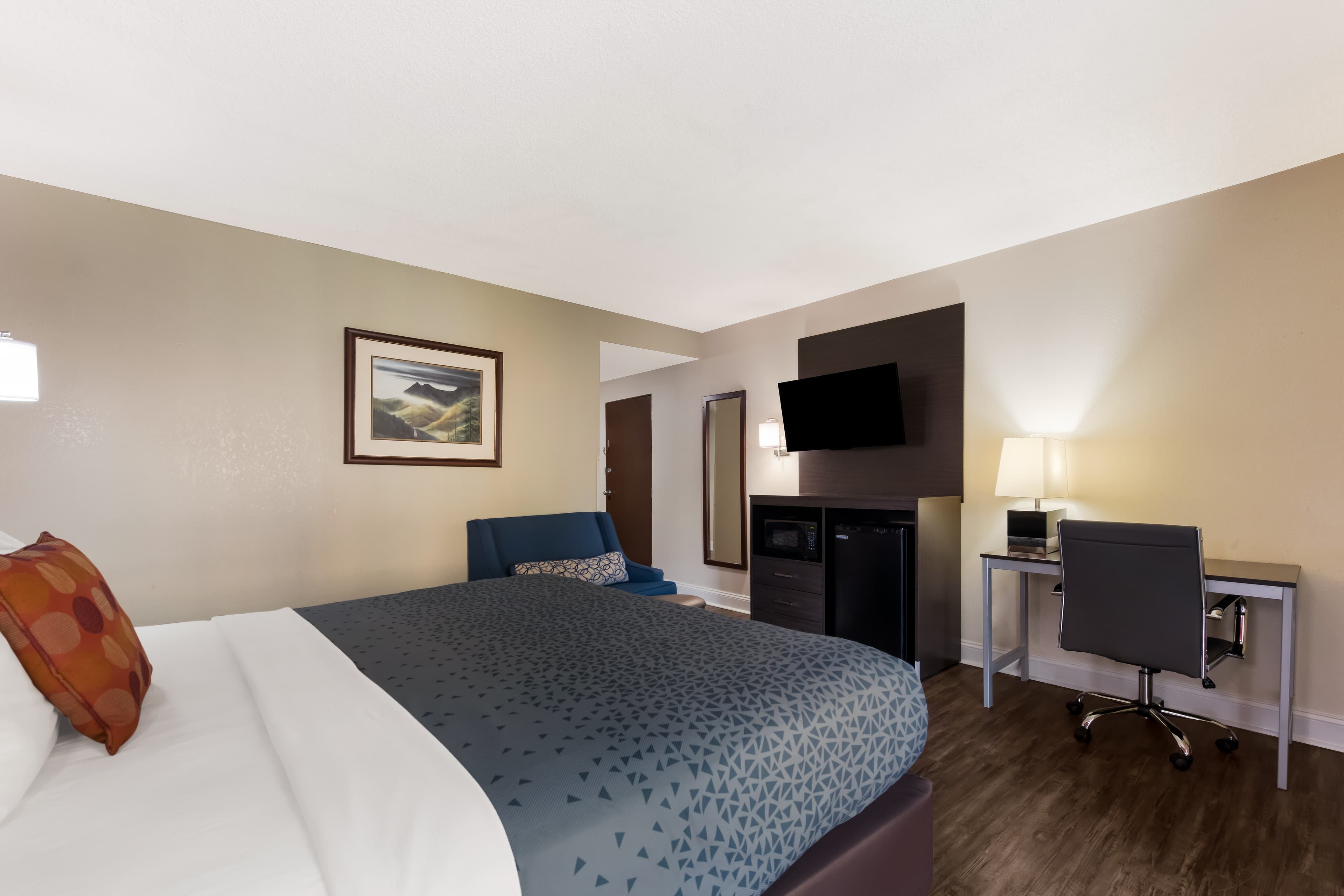 Econo Lodge Inn & Suites on the River — 16