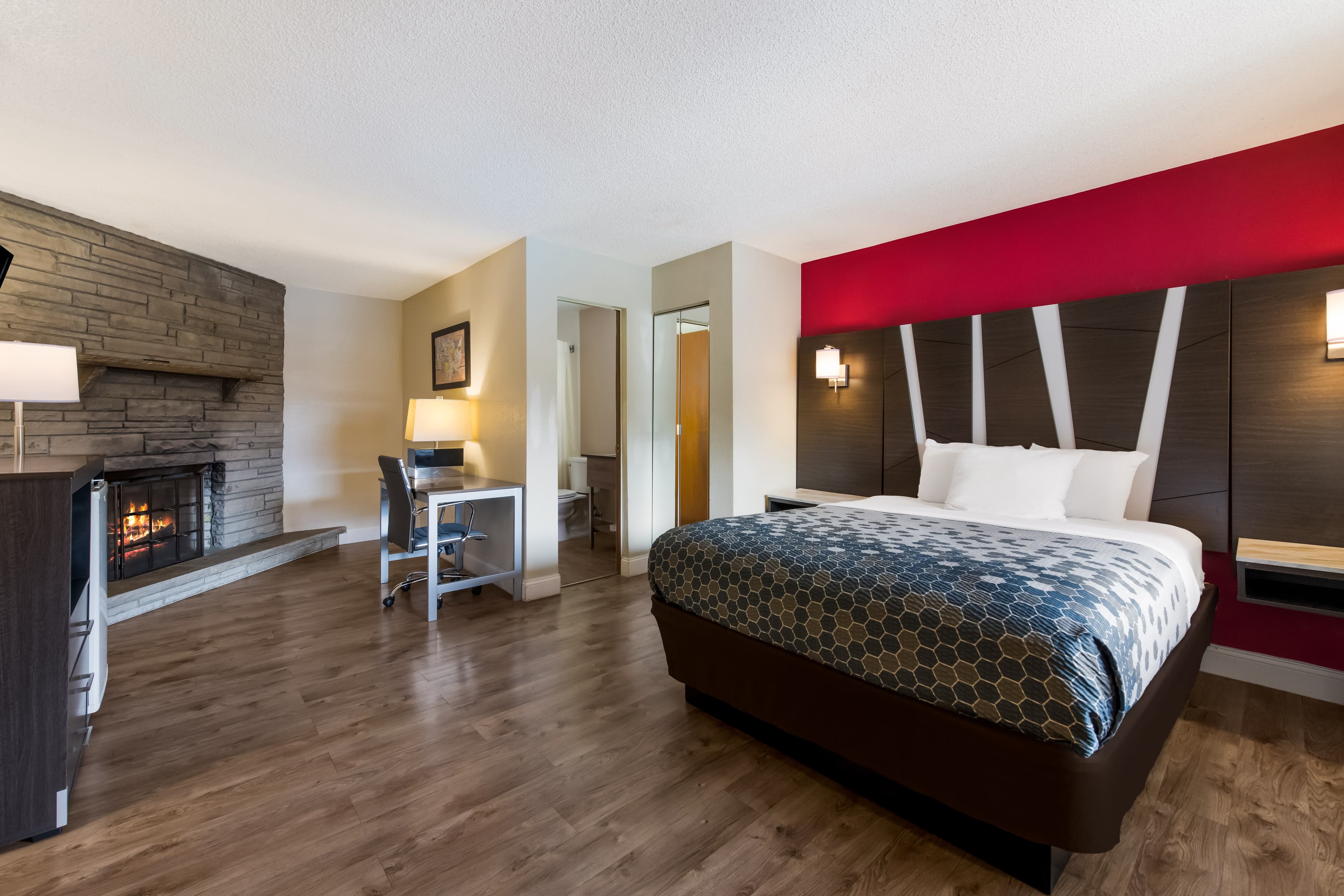 Econo Lodge Inn & Suites on the River — 18