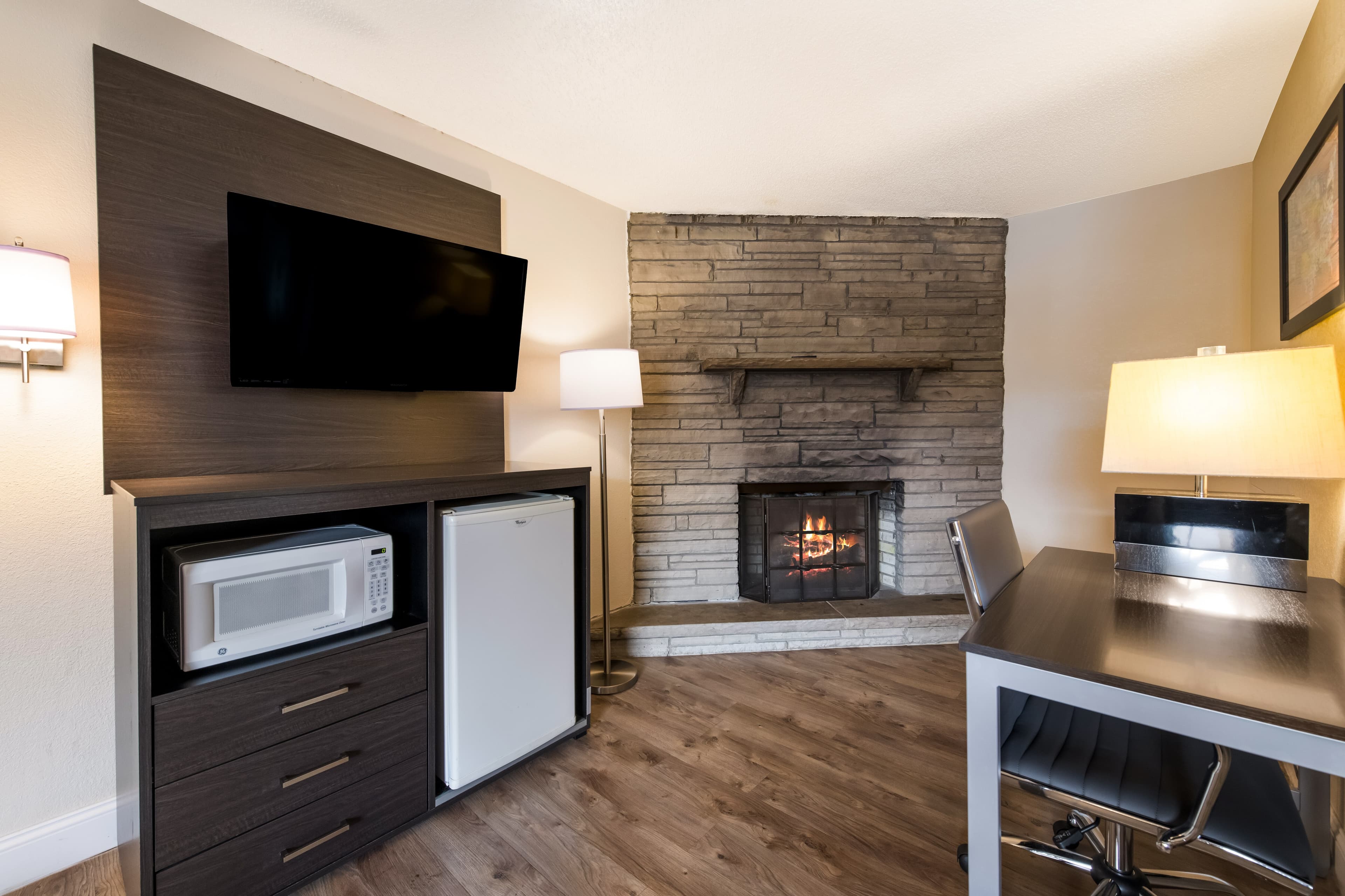 Econo Lodge Inn & Suites on the River — 20