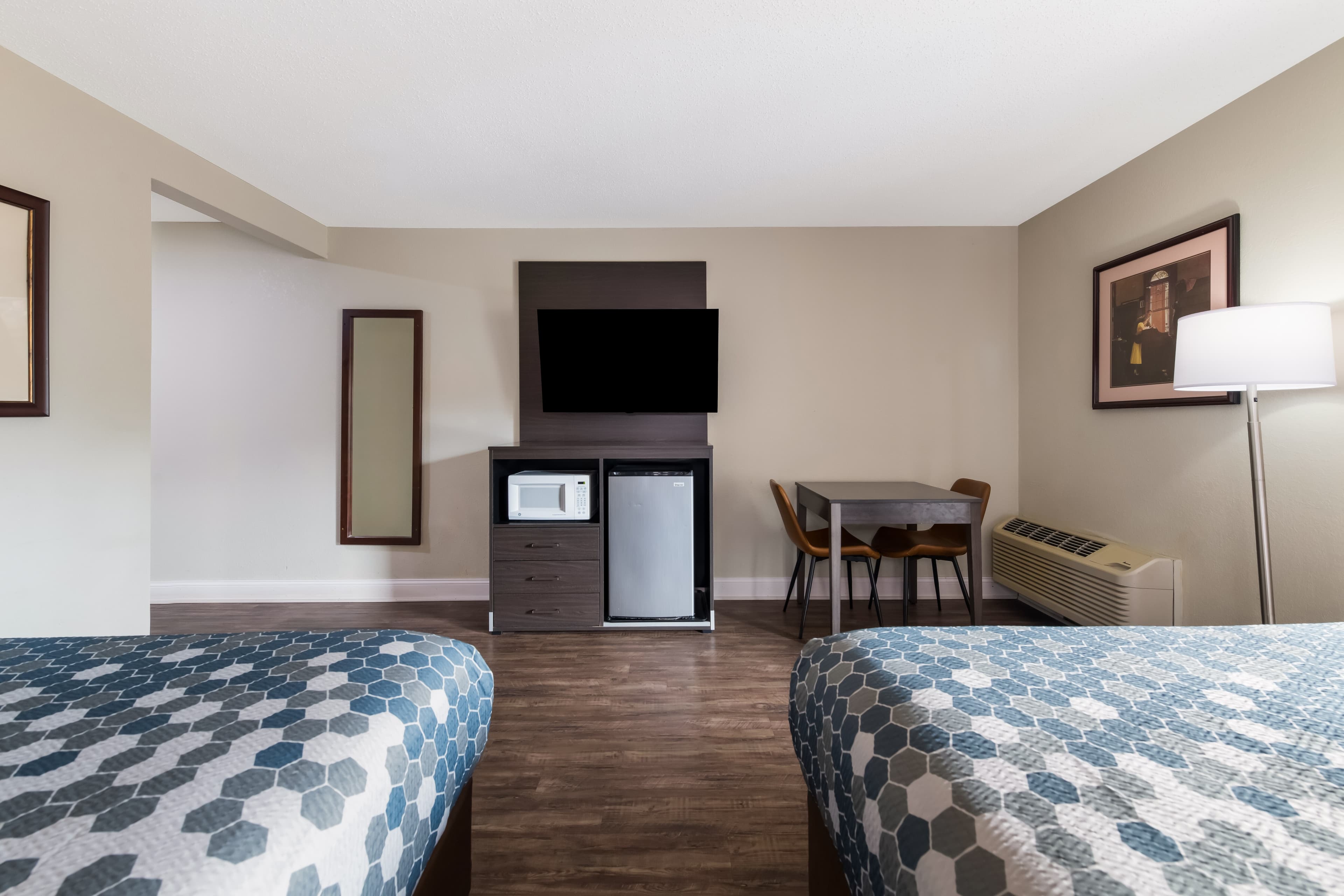 Econo Lodge Inn & Suites on the River — 30