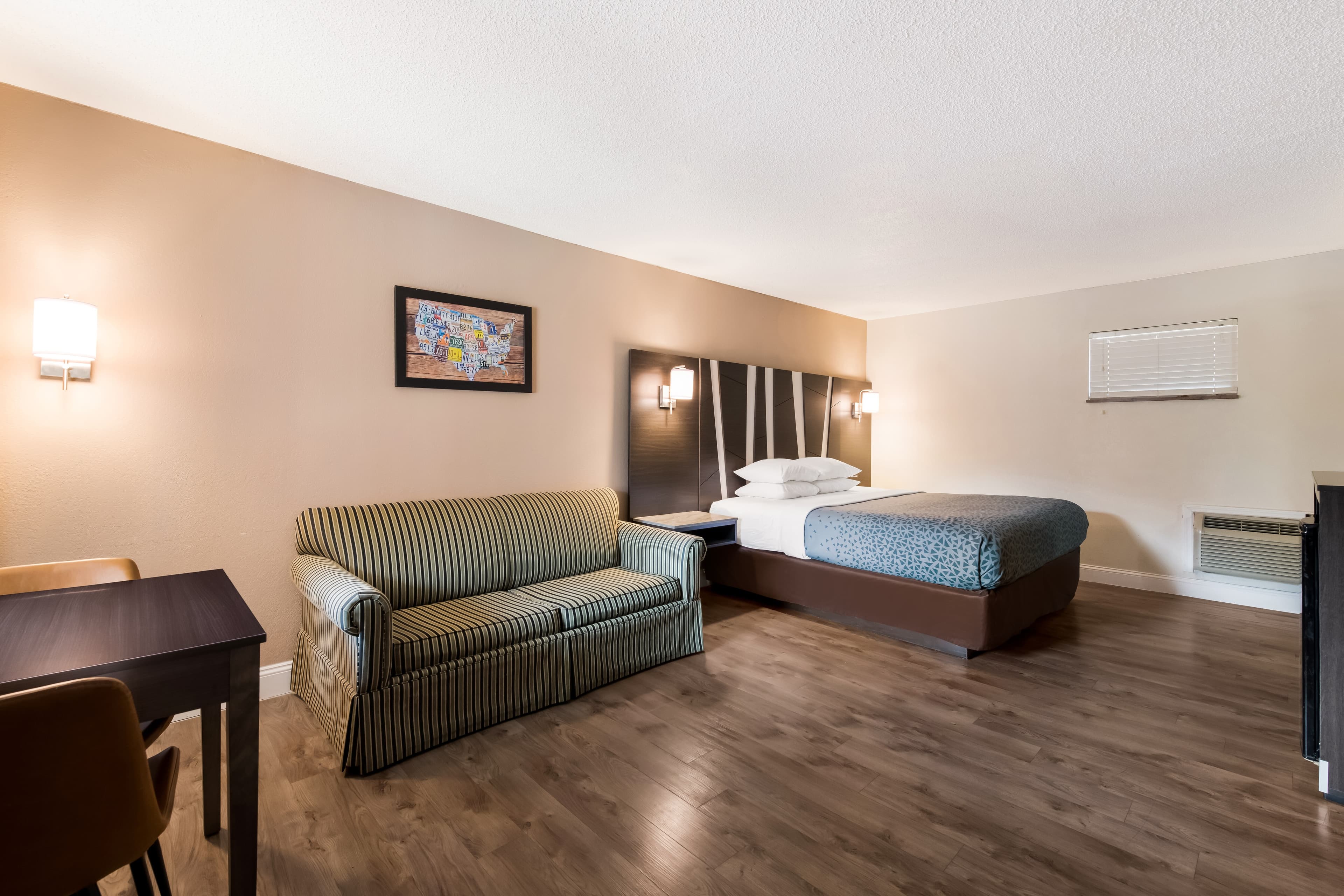 Econo Lodge Inn & Suites on the River — 32