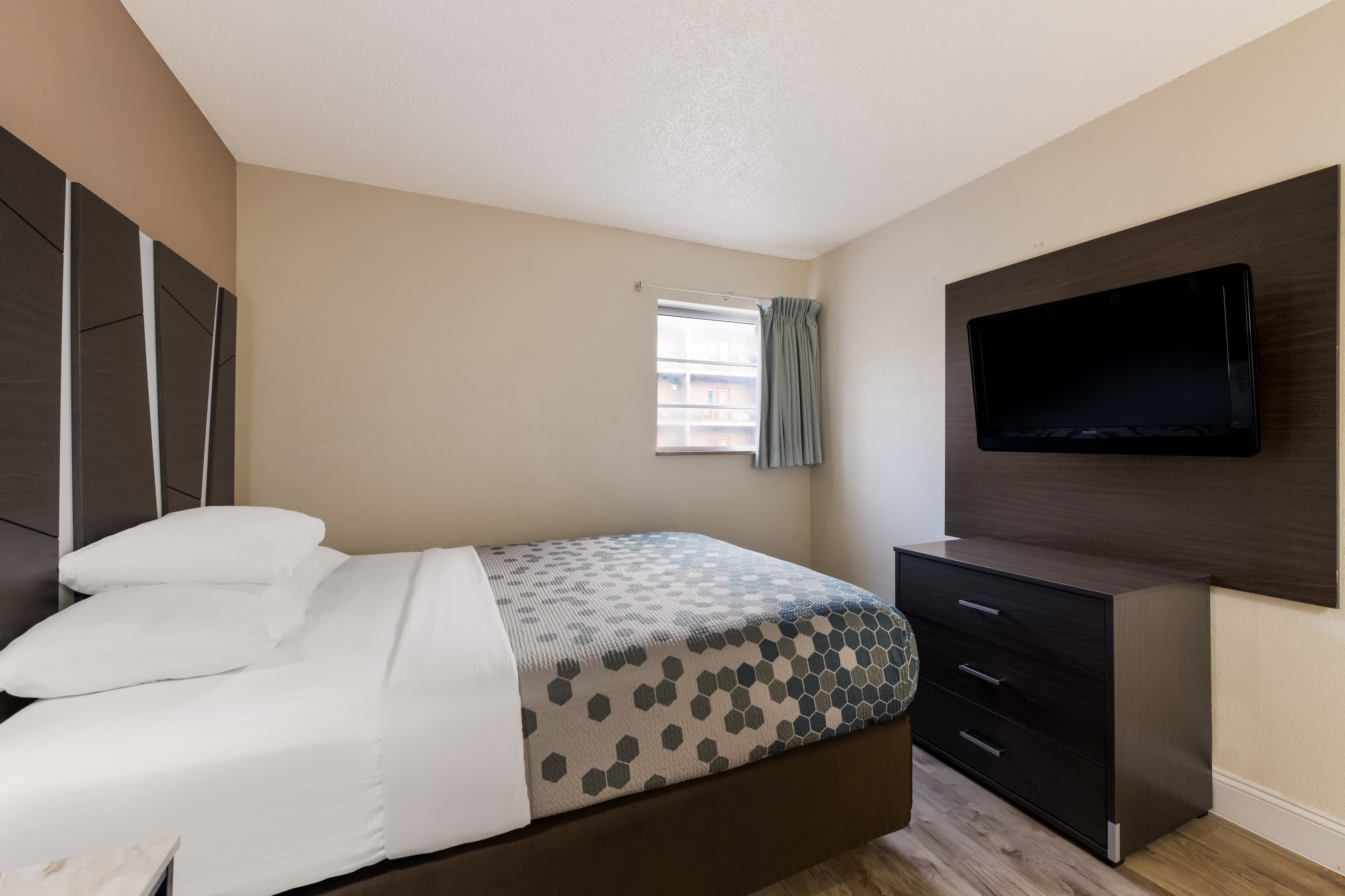 Econo Lodge Inn & Suites on the River — 34