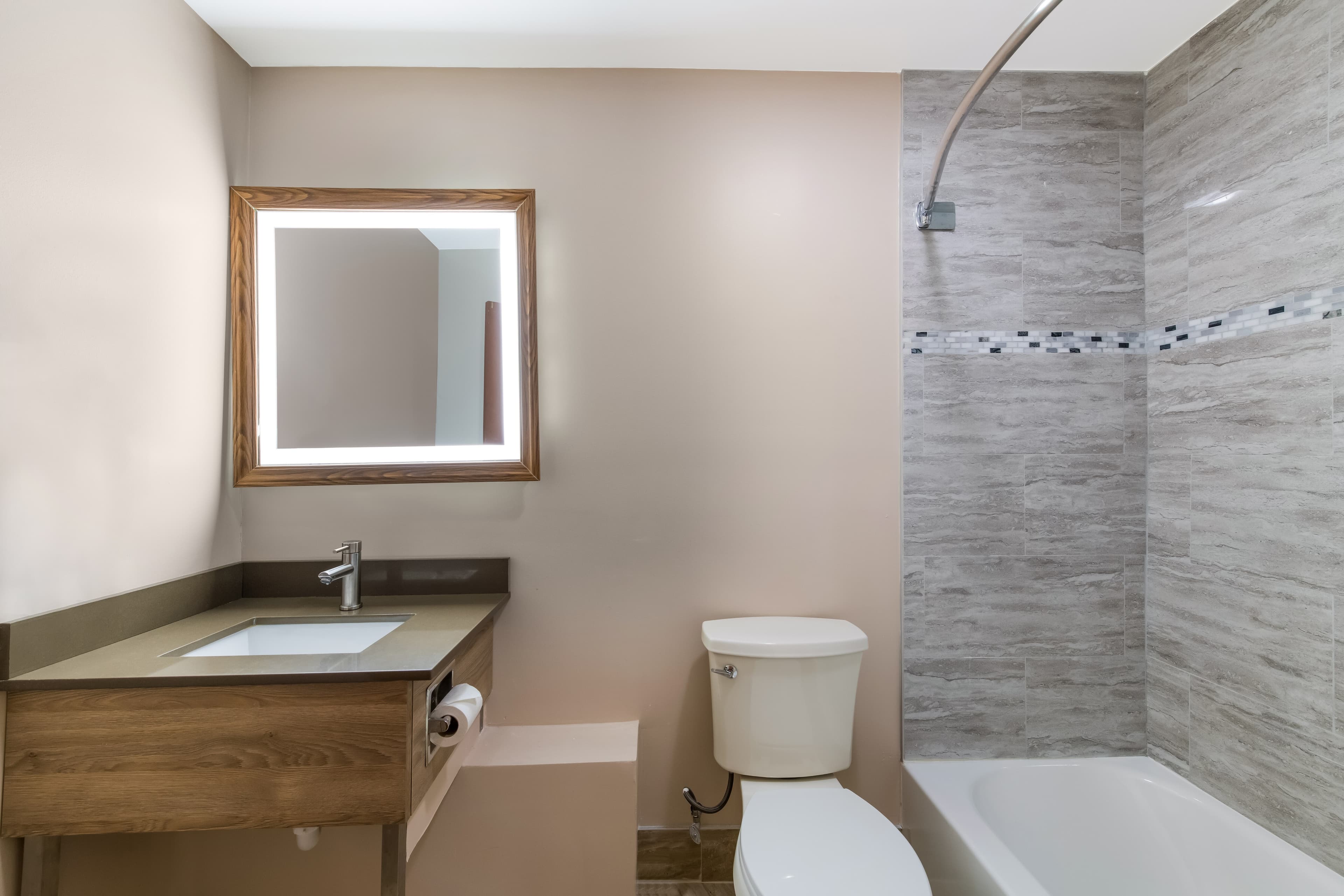 Econo Lodge Inn & Suites on the River — 35
