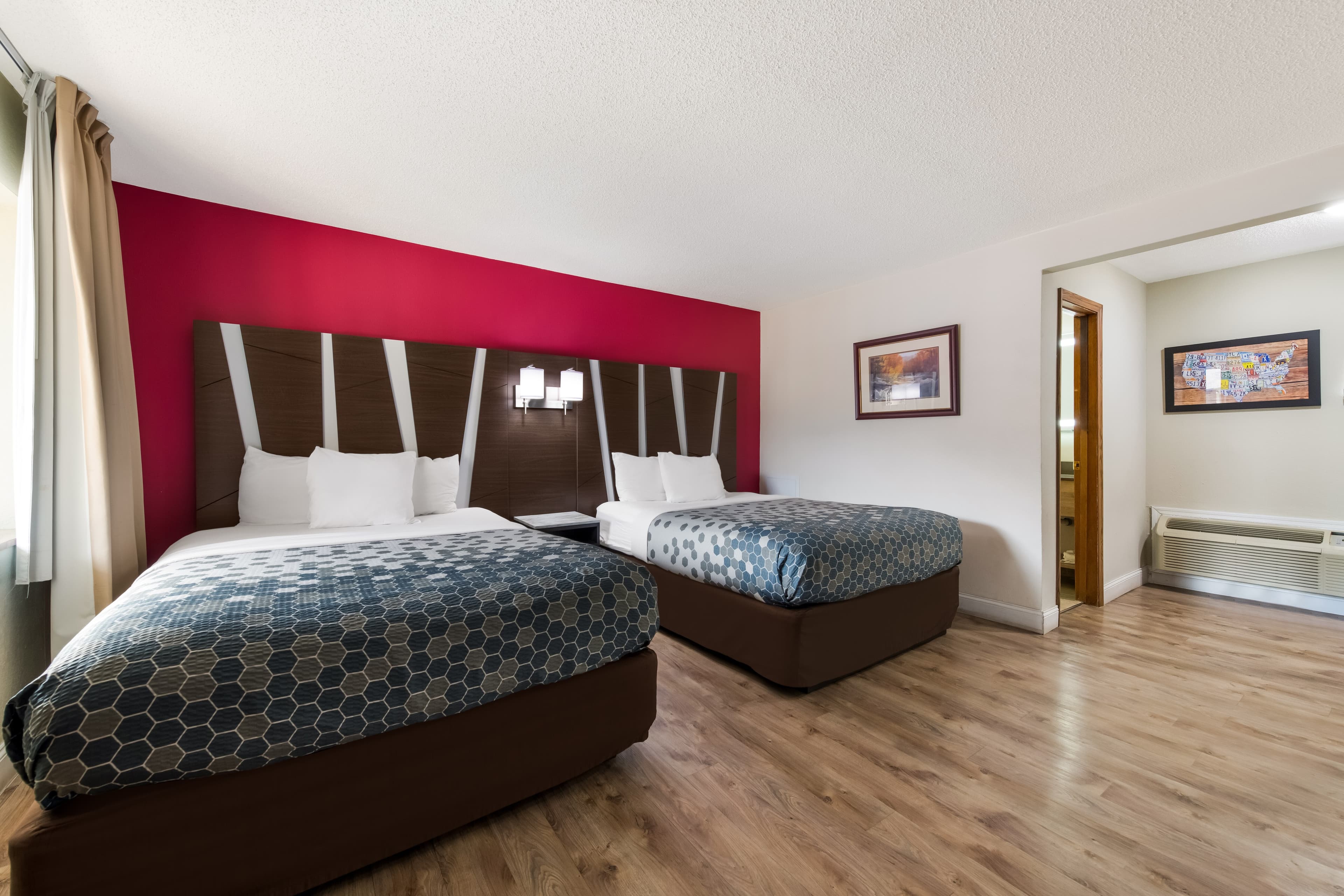 Econo Lodge Inn & Suites on the River — 21