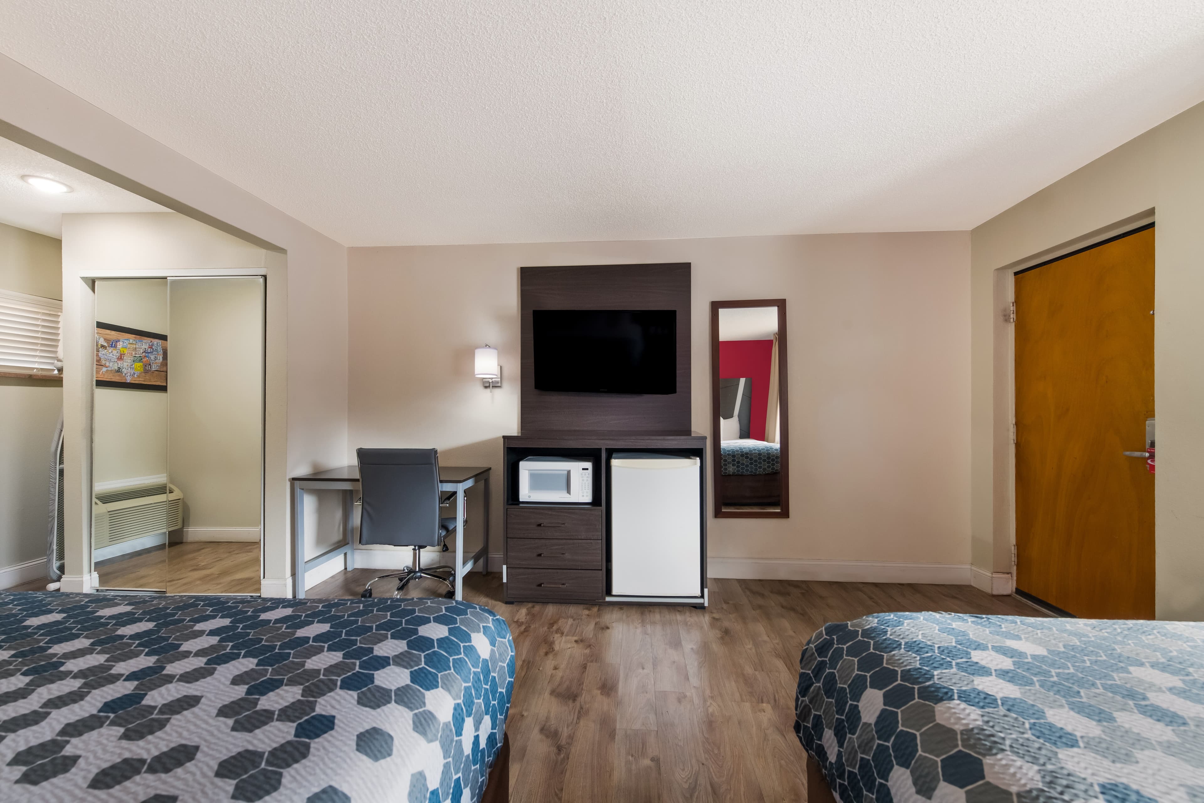 Econo Lodge Inn & Suites on the River — 23